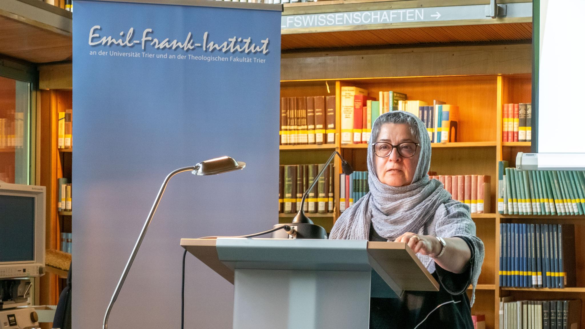 Die muslimische Theologin und Juristin Dr. Hamideh Mohagheghi spricht über den „Interreligiösen Dialog in Krisenzeiten“.