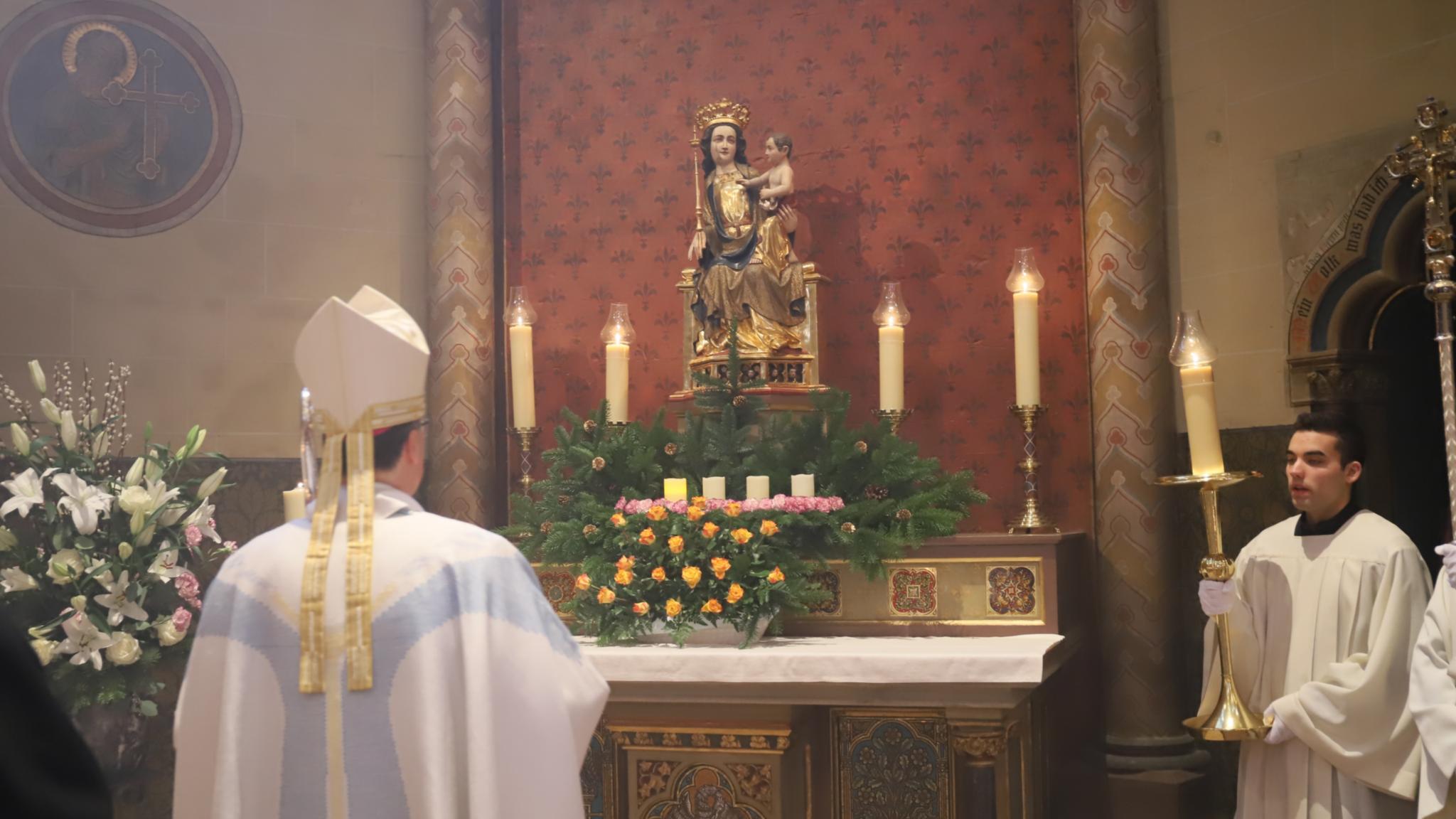 Bischof Ackermann betet vor dem Marienaltar in der Liebfrauenkirche.