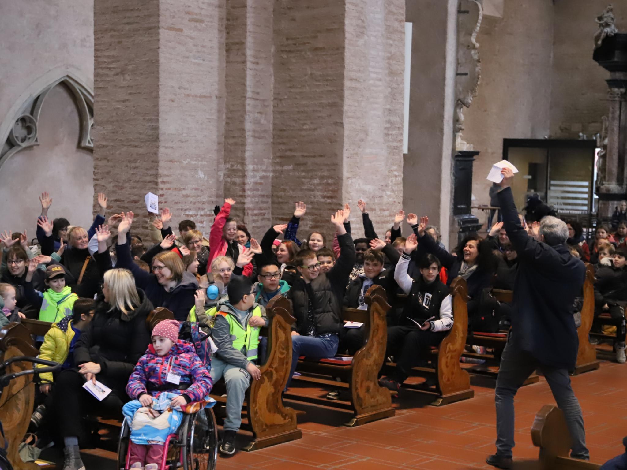 Teamleiter Patrick Wilhelmy begrüßt die Kinder beim Begegnungstag der Förderschulen im Dom