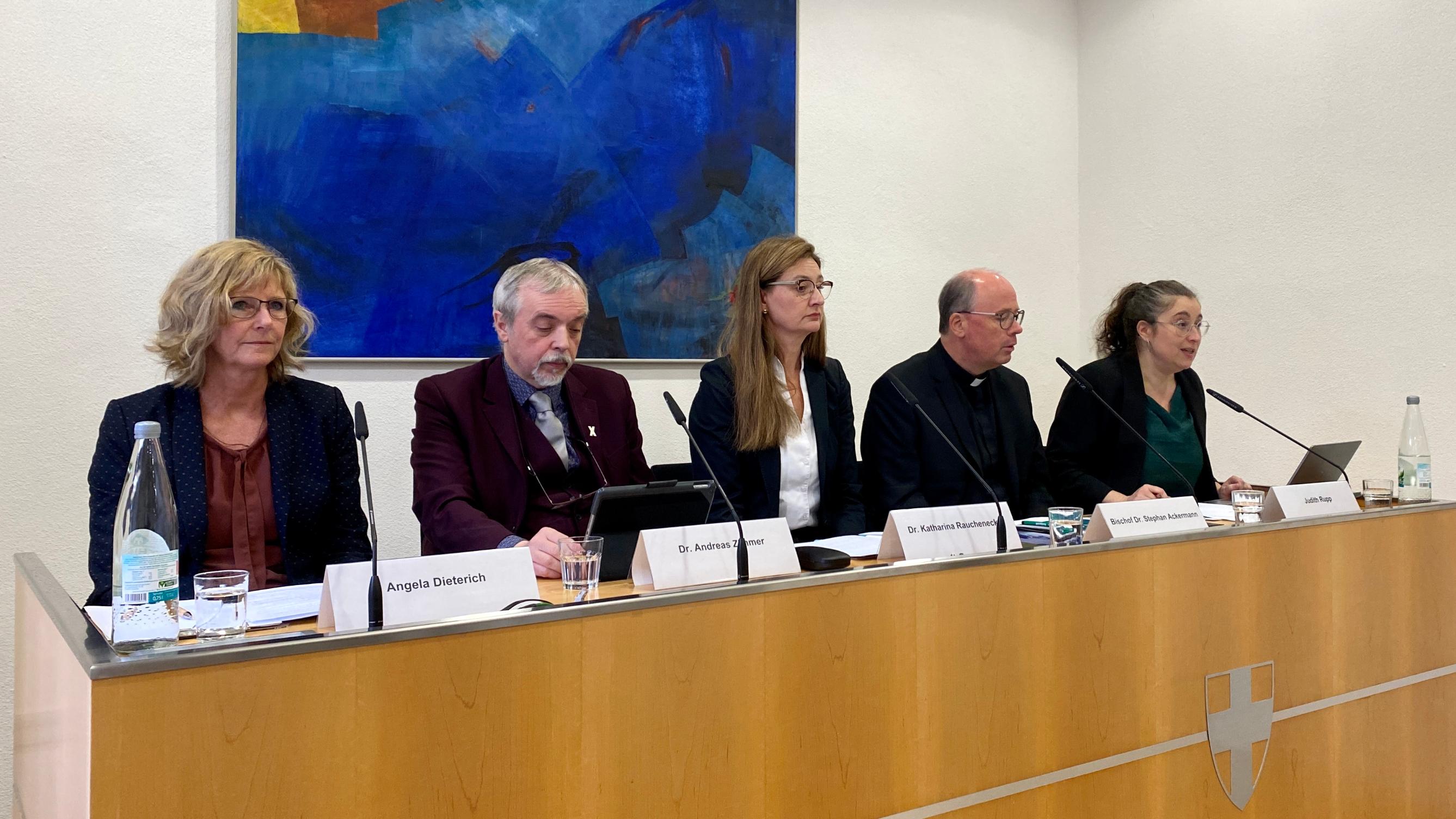 (Vlnr.) Angela Dieterich, Dr. Andreas Zimmer, Dr. Katharina Rauchenecker, Bischof Dr. Stephan Ackermann, Judith Rupp