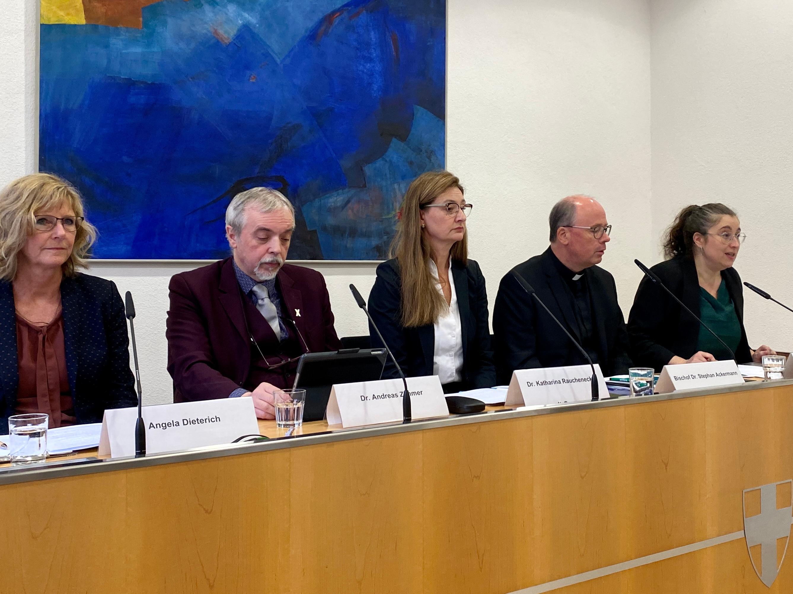 (Vlnr.) Angela Dieterich, Dr. Andreas Zimmer, Dr. Katharina Rauchenecker, Bischof Dr. Stephan Ackermann, Judith Rupp