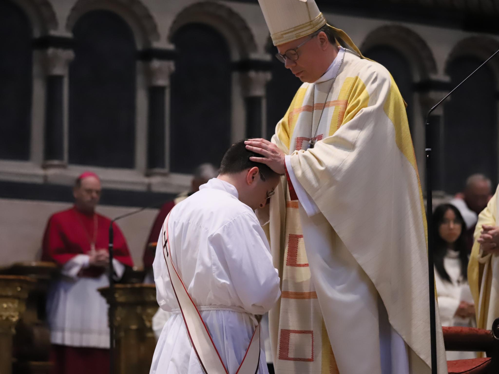 Archivfoto von der Priesterweihe in diesem Jahr