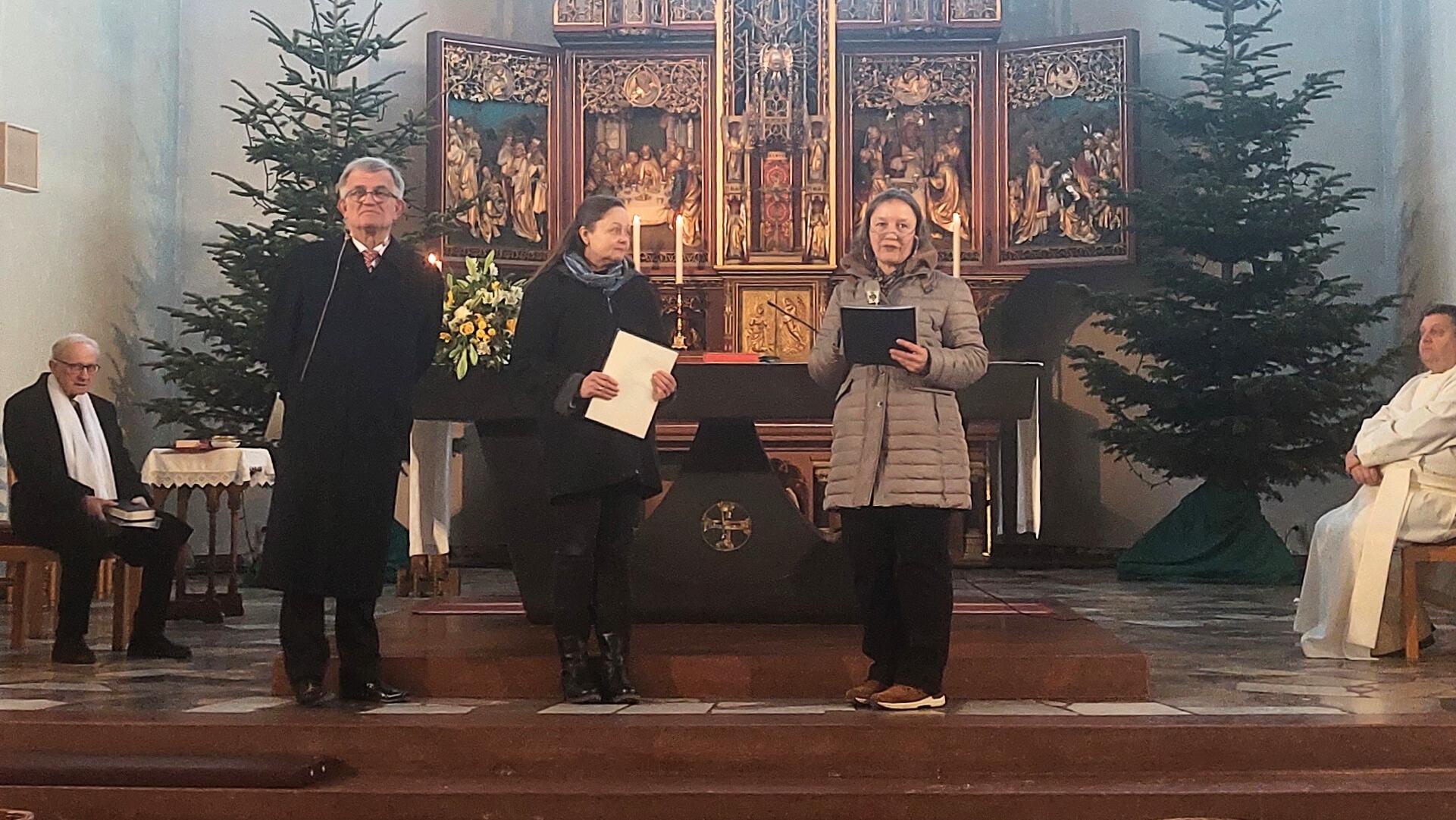 Dr. Wolfgang Stollhof, Vorsitzender des Pfarrgemeinderats der Neuwieder Pfarrei, Susanne Hachemer und Gemeindereferentin Petra Frey sind die 'Geschulten Personen' in der Pfarrei St. Matthias. Sie haben es sich zur Aufgabe gemacht, das Thema Prävention von sexualisierter Gewalt in der Gemeinde wach zu halten und die einzelnen pfarrlichen Akteure (Kita, Kommunionunterricht, Katecheten, Ferienfreizeiten, Pfarrer, etc.) bei der Umsetzung von präventiven Maßnahmen mit Fachwissen und Ideen zu unterstützen, sowie dazu zu ermutigen, die Durchführung von Präventionsprojekten anzugehen.