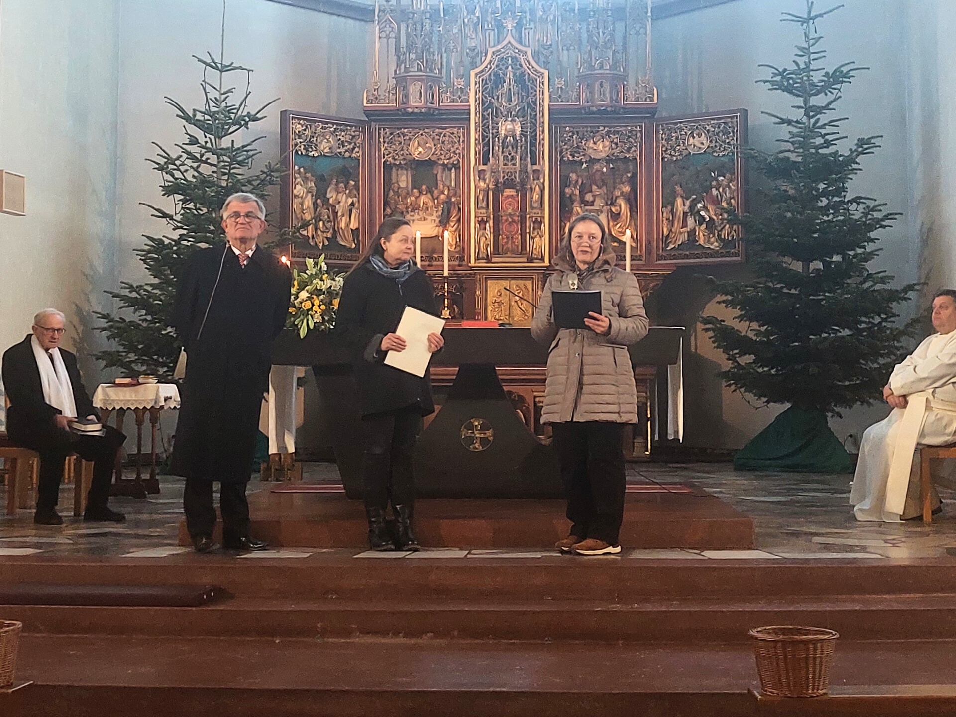 Dr. Wolfgang Stollhof, Vorsitzender des Pfarrgemeinderats der Neuwieder Pfarrei, Susanne Hachemer und Gemeindereferentin Petra Frey sind die 'Geschulten Personen' in der Pfarrei St. Matthias. Sie haben es sich zur Aufgabe gemacht, das Thema Prävention von sexualisierter Gewalt in der Gemeinde wach zu halten und die einzelnen pfarrlichen Akteure (Kita, Kommunionunterricht, Katecheten, Ferienfreizeiten, Pfarrer, etc.) bei der Umsetzung von präventiven Maßnahmen mit Fachwissen und Ideen zu unterstützen, sowie dazu zu ermutigen, die Durchführung von Präventionsprojekten anzugehen.