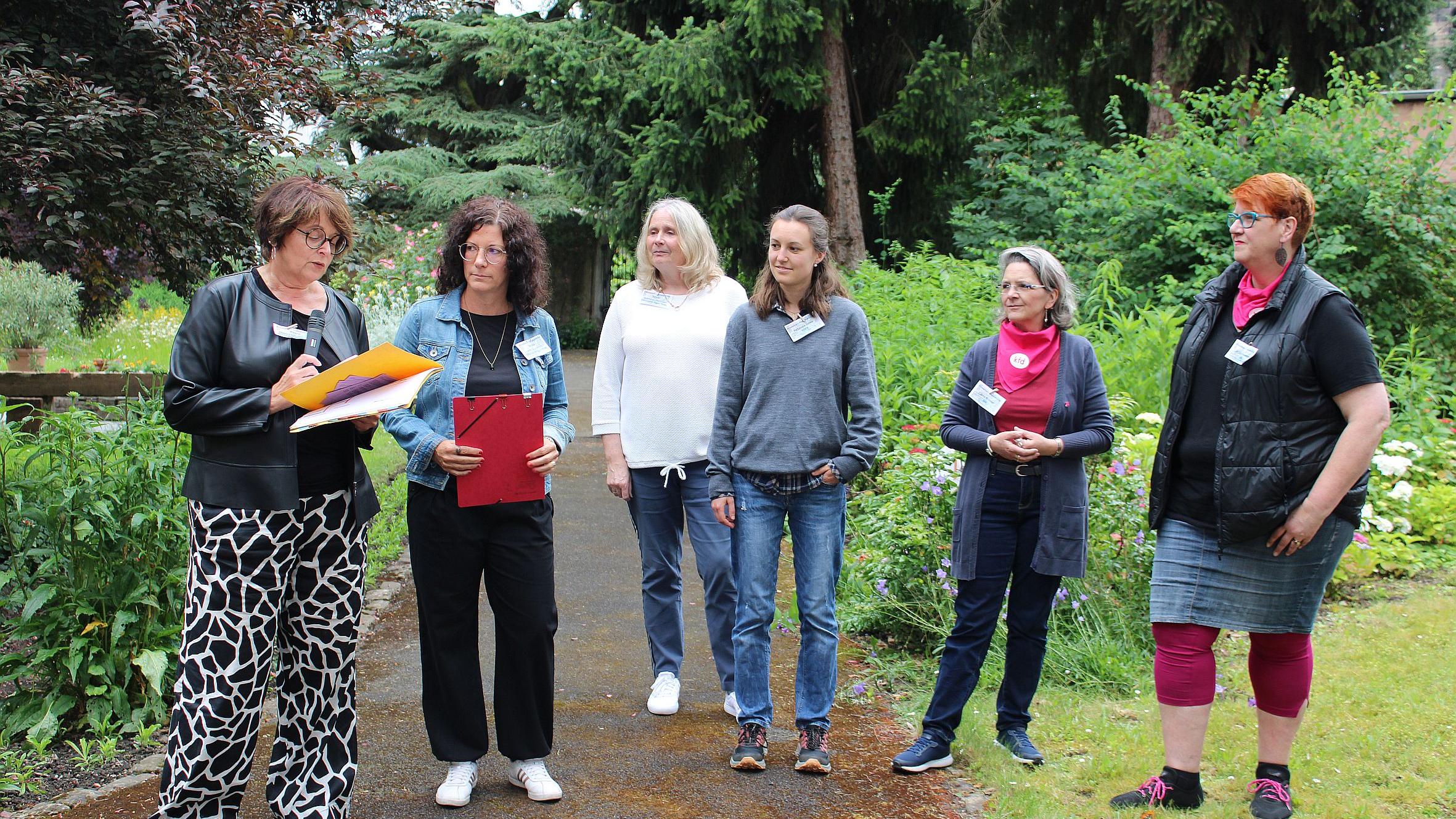 Petra Hauprich-Wenner, Nicole Hau-Grommes, Silvia Schmitz-Metzler, Rebecca Britz, Carla Brittner und Cäcilie Fieweger (von links) stellen im Garten des Klosters das Konzept der Frauenkirche vor.