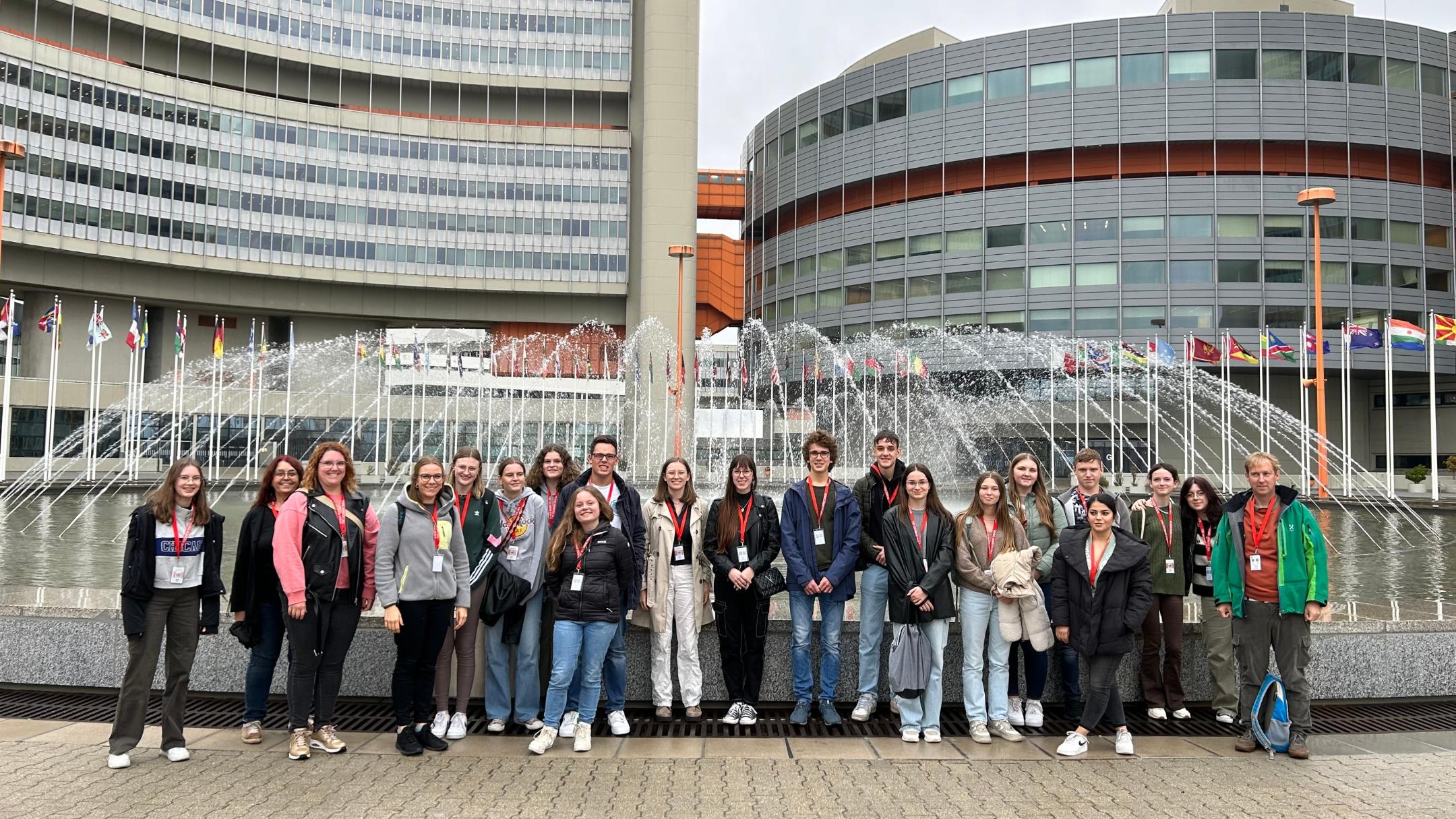 Jugendliche und junge Erwachsene besuchten bei der Bildungsfahrt die UNO-City in Wien.