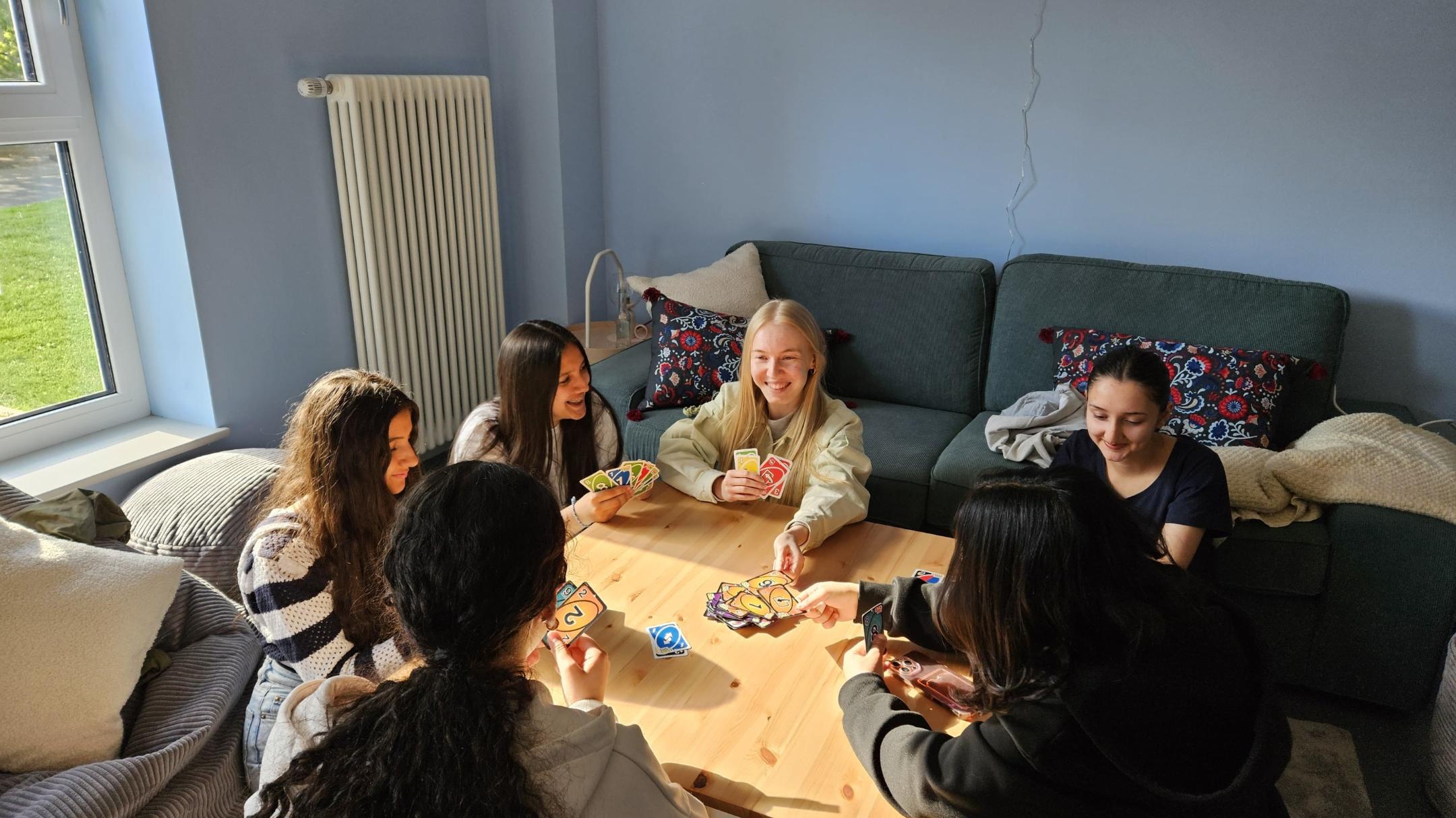 In ihrem neuen Gruppenraum können sich junge Geflüchtete treffen und austauschen.
