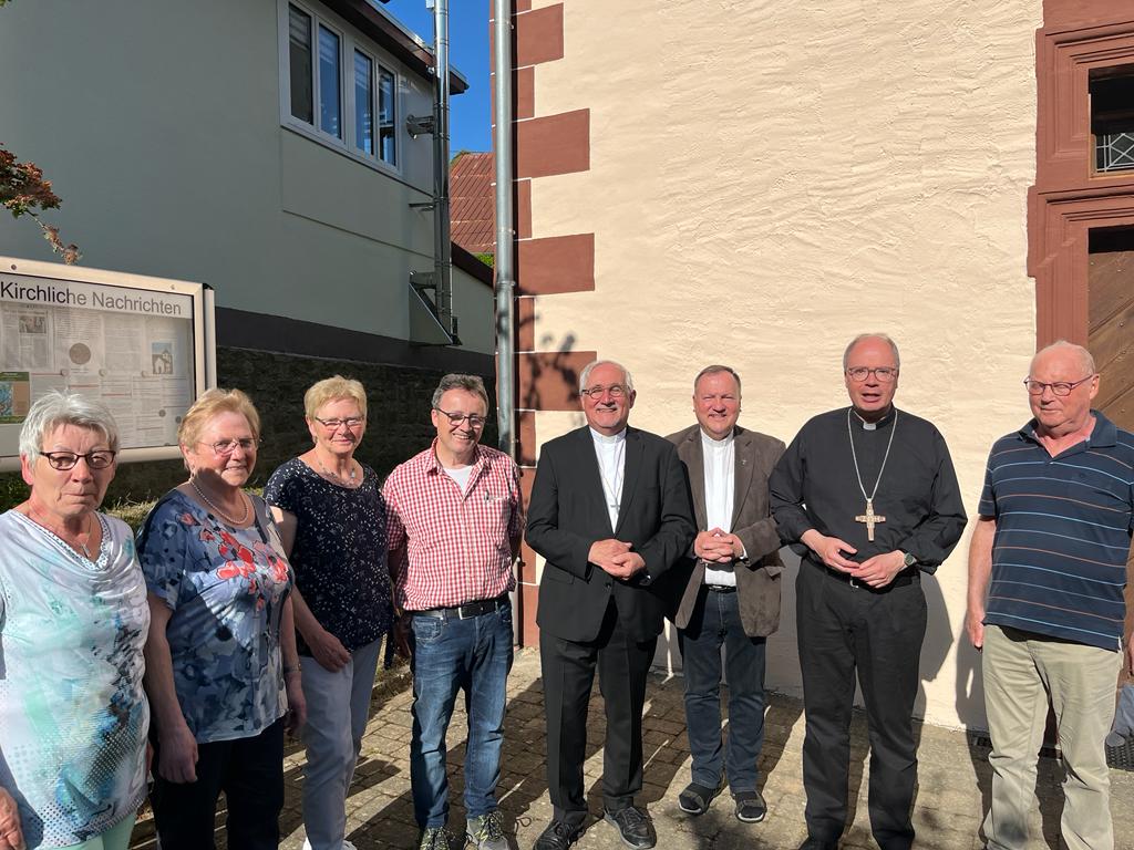 Bischof Fürst (4.v.re.) vor der Kapelle in Minden