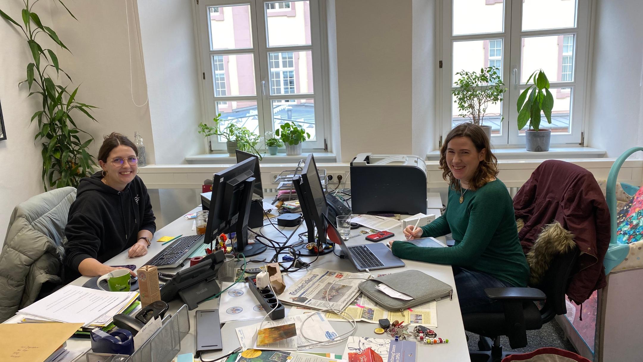 In ihrem Büro bereiten Lena Kettel (links) und Sarah Henschke (rechts) die 72-Stunden-Aktion vor. Viel Zeit bleibt nicht mehr.