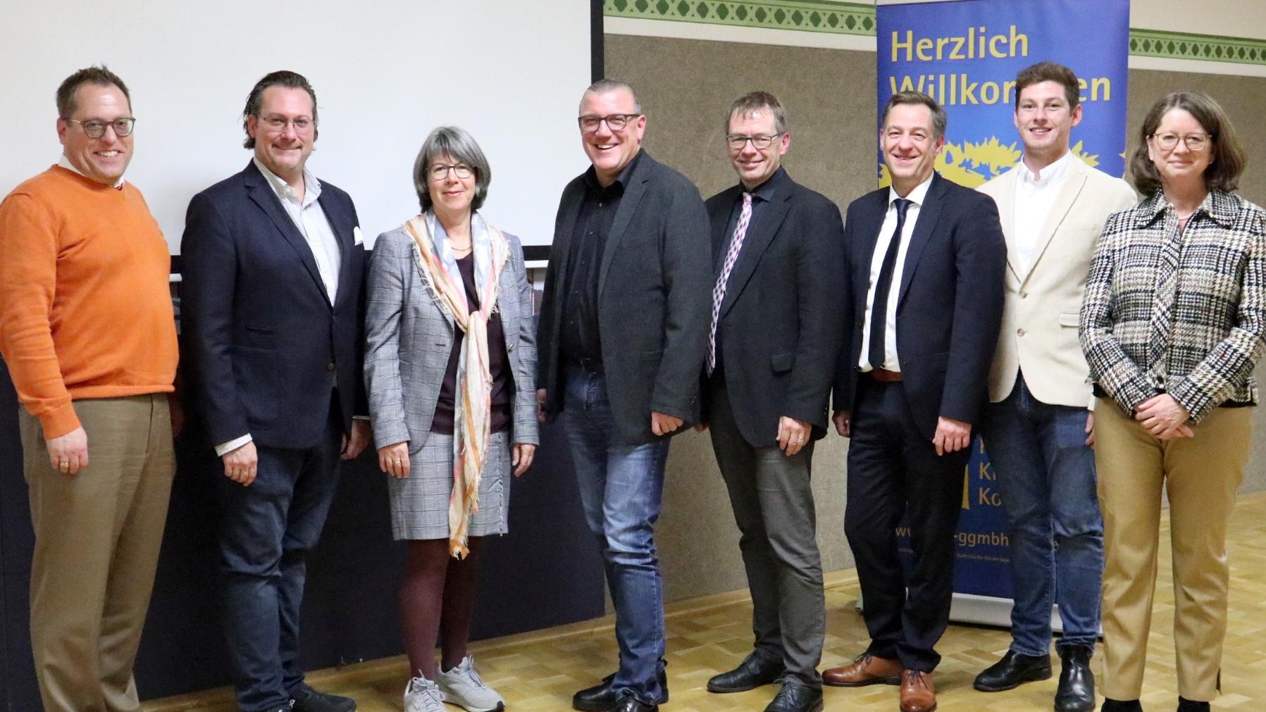 Der alte und der neue Aufsichtsrat der Katholischen KiTa gGmbH mit den Geschäftsführenden: Boris Adams, Gino Gilles, Angela Thelen, Matthias Struth, Georg Binninger, Thorsten Böger, Tobias Schneider und Mechthild Schabo