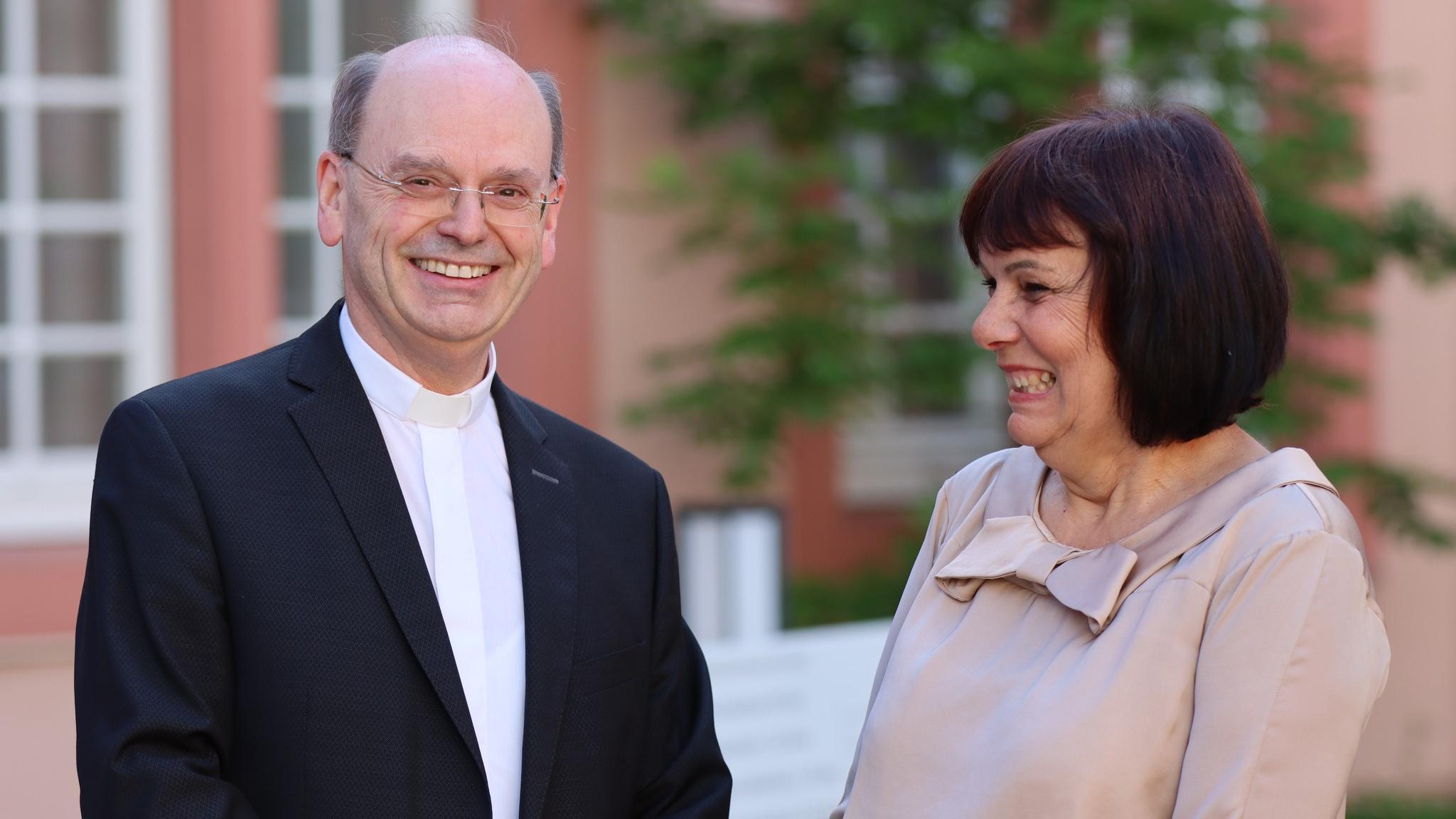 Weihbischof Robert Brahm, Vorsitzender der Jury des Katholischen Kinder- und Jugendbuchpreises, gratuliert der diesjährigen Siegerin Linda Wolfsgruber.