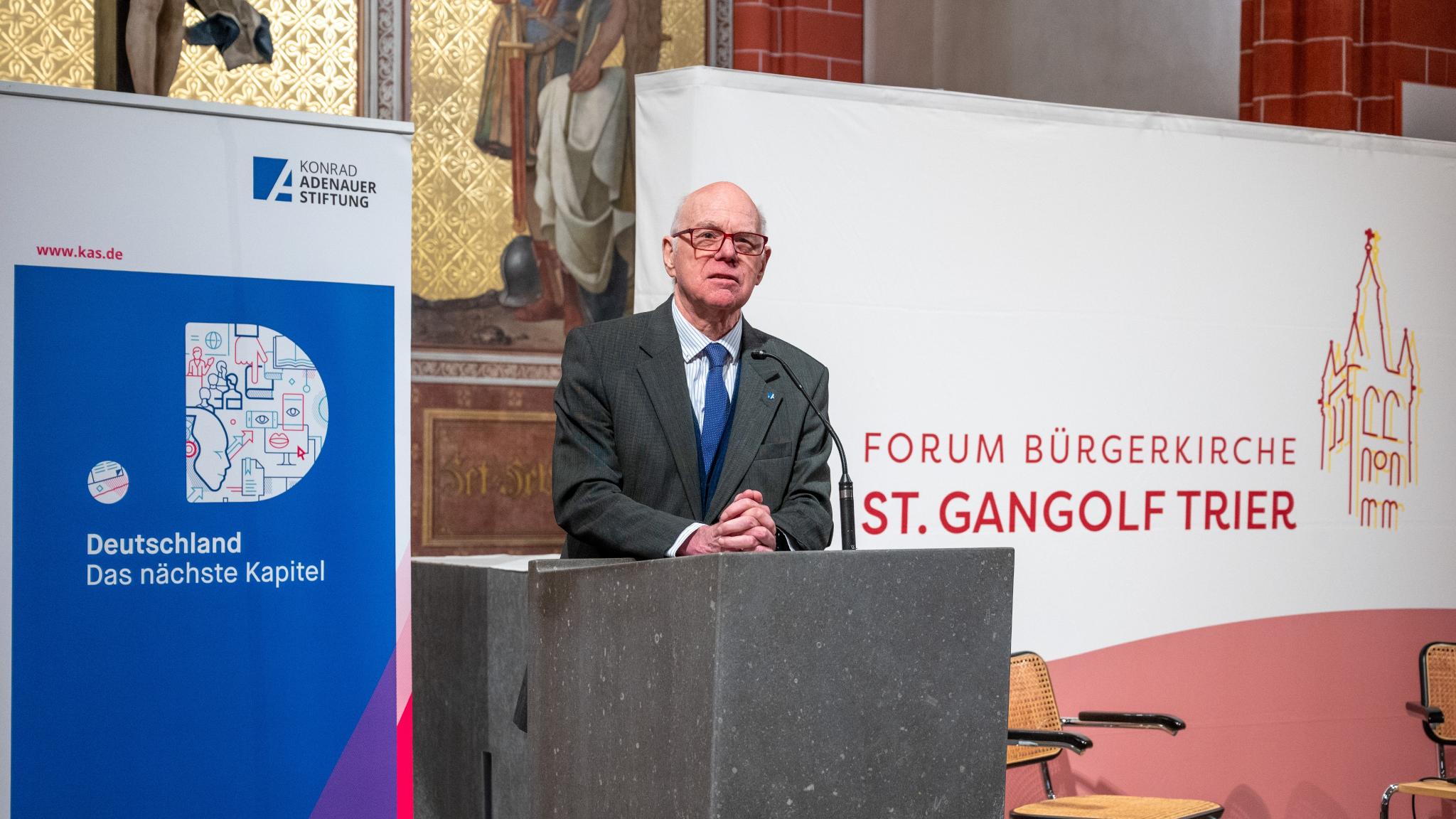 Prof. Dr. Norbert Lammert spricht in der Trierer Kirche St. Gangolf über das Wesen der Demokratie.