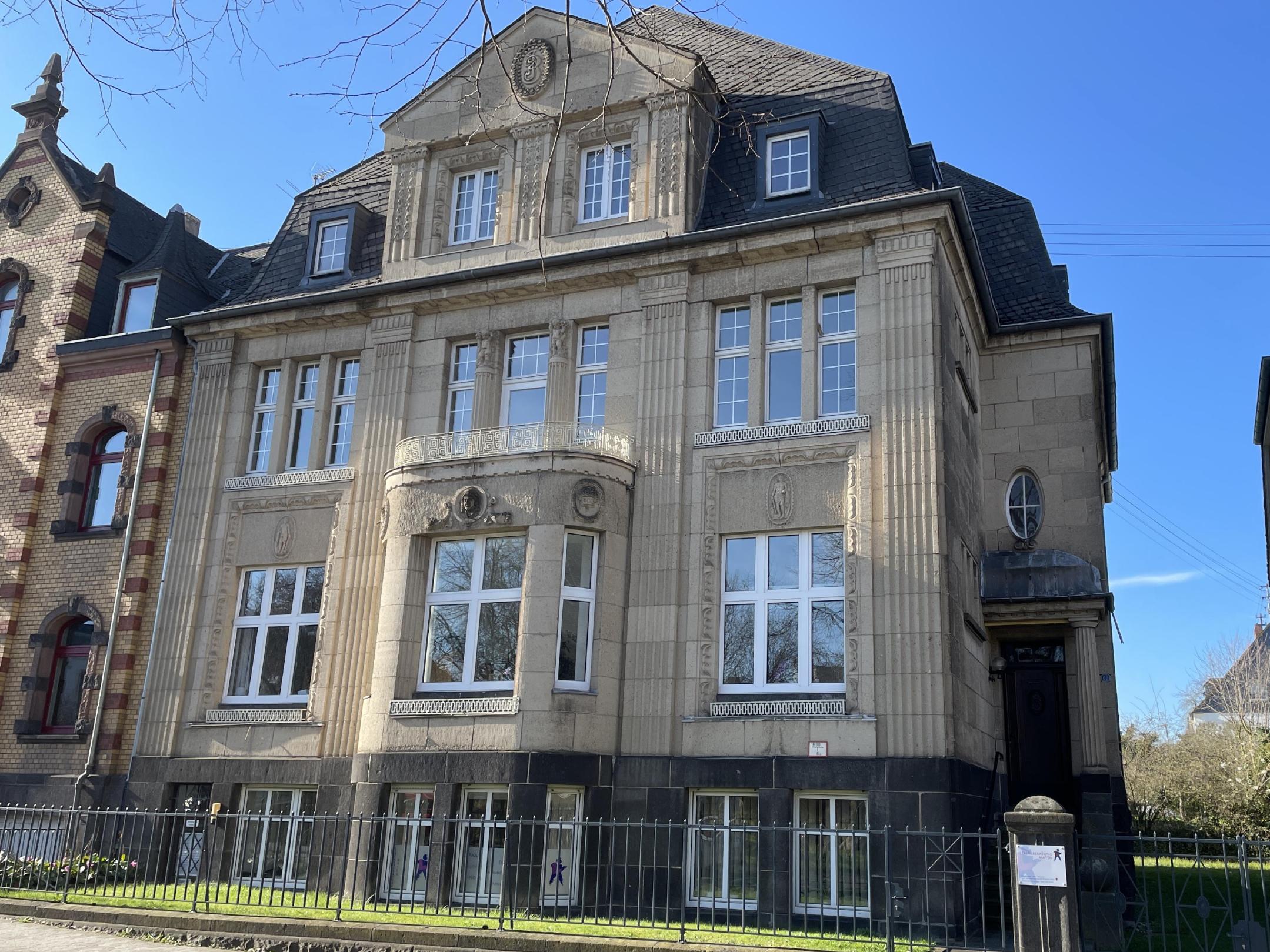 Ein großes Gebäude