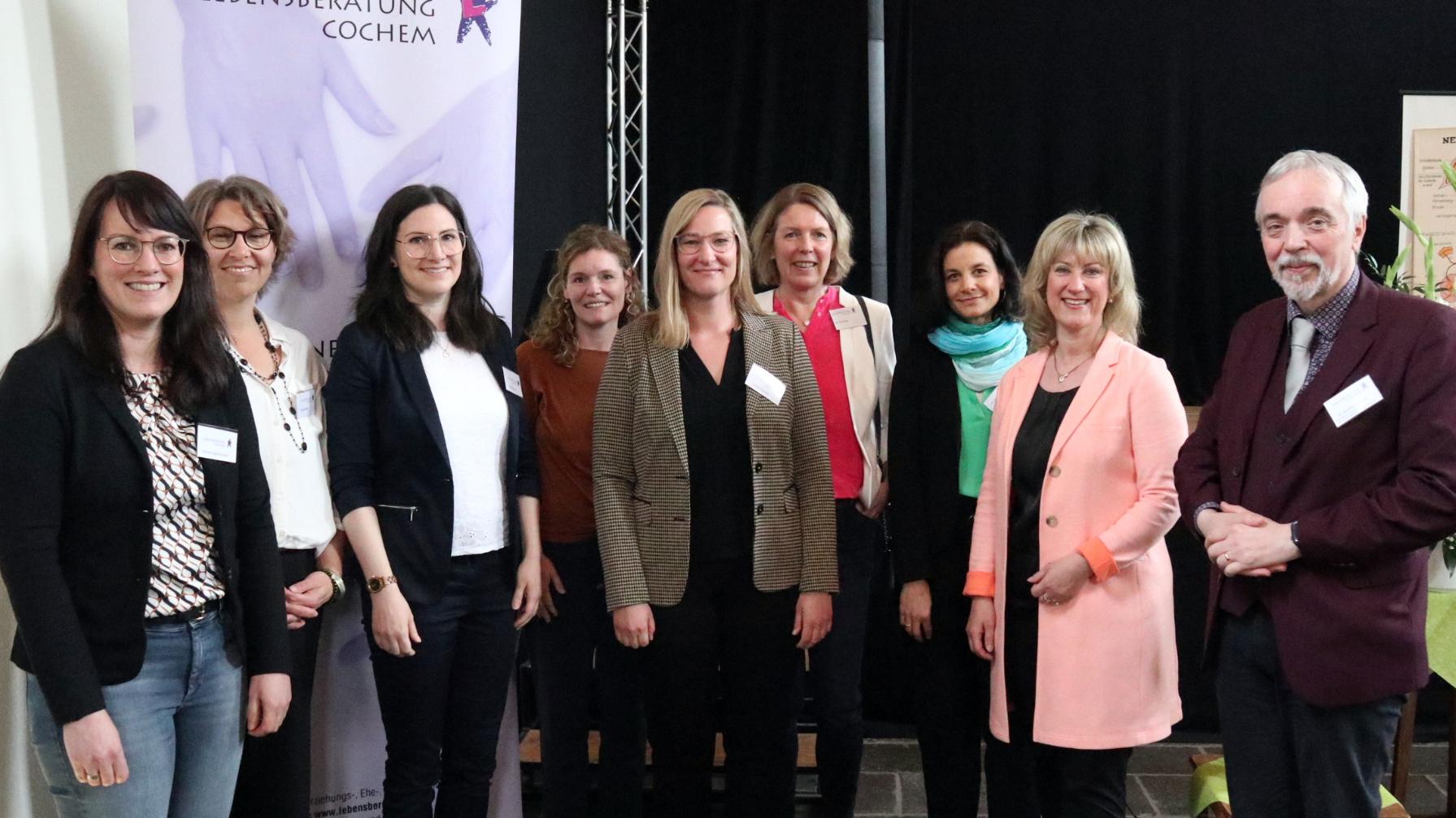 Dr. Zimmer (rechts), Zweite v. rechts Frau Beilstein, Mitte Leiterin Thönnes und das Team der LB Cochem