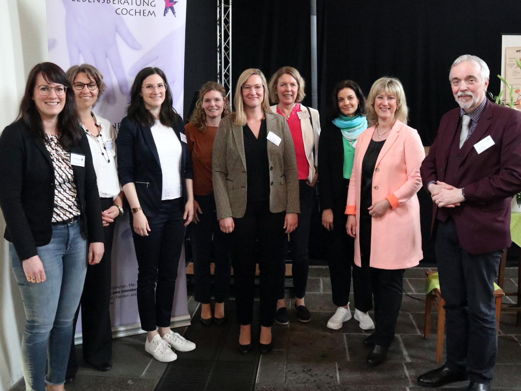 Dr. Zimmer (rechts), Zweite v. rechts Frau Beilstein, Mitte Leiterin Thönnes und das Team der LB Cochem