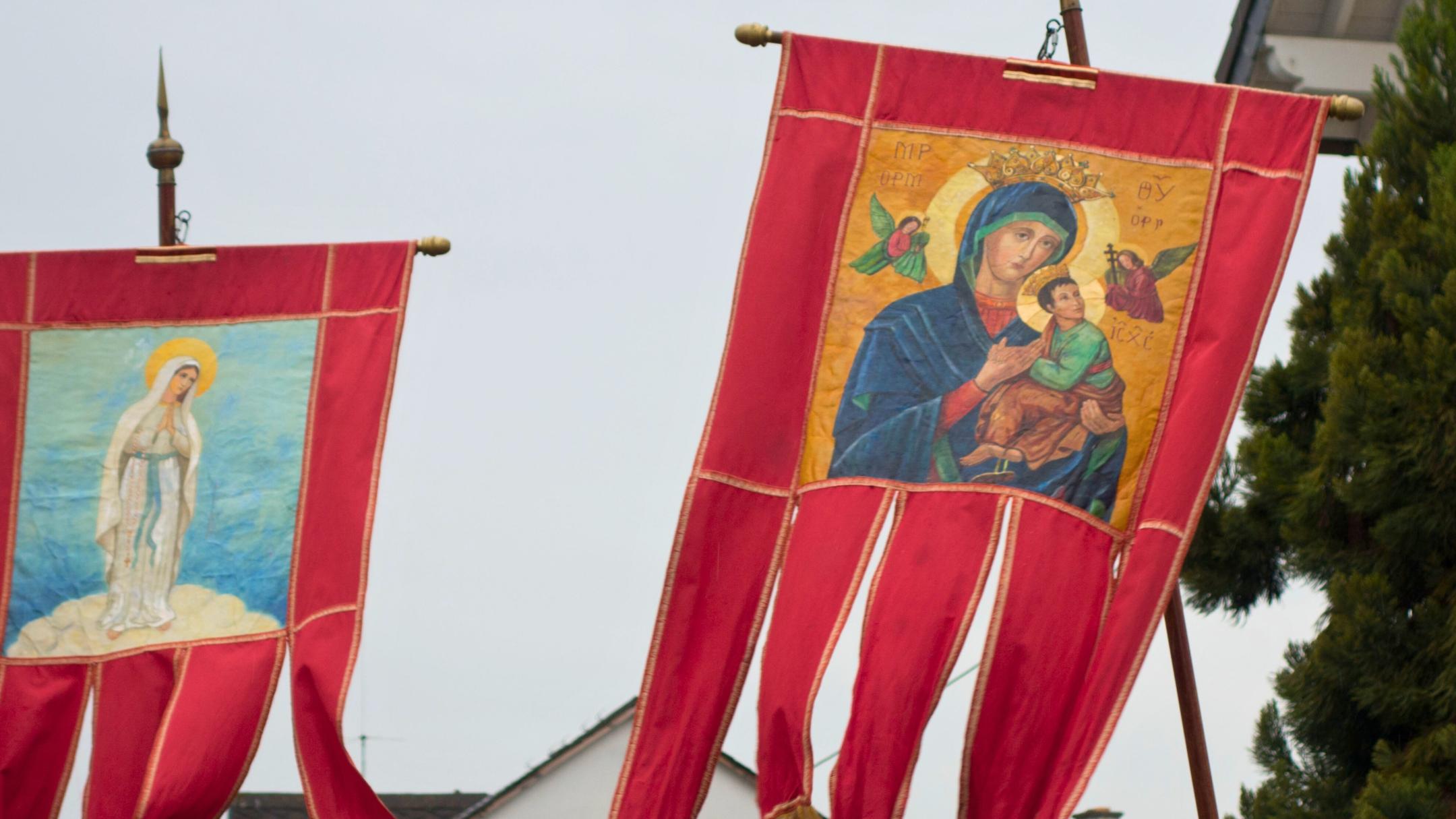 Mit unterschiedlichen Fahnen zieht die Pilgergruppe von Hillesheim nach Koblenz