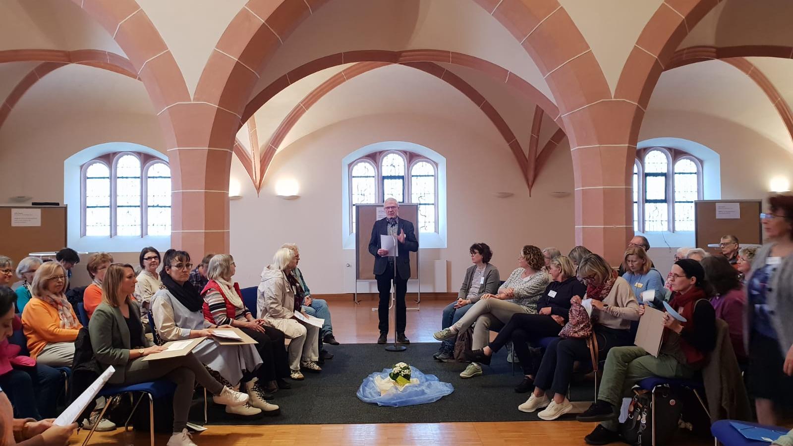 Christoph Drolshagen (Mitte) begrüßt die Teilnehmenden zum Ehrenamtstag und dankt ihnen für ihren Einsatz.
