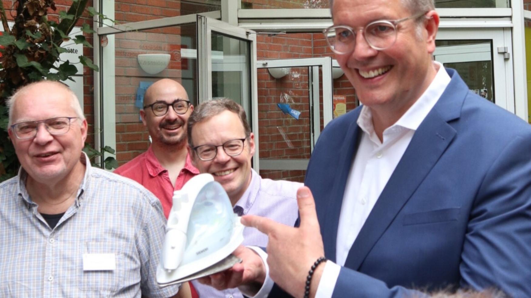 Bügeleisen werden oft beim Repair Café repariert, davon kann sich auch der rheinland-pfälzische Ministerpräsident Alexander Schweitzer überzeugen.