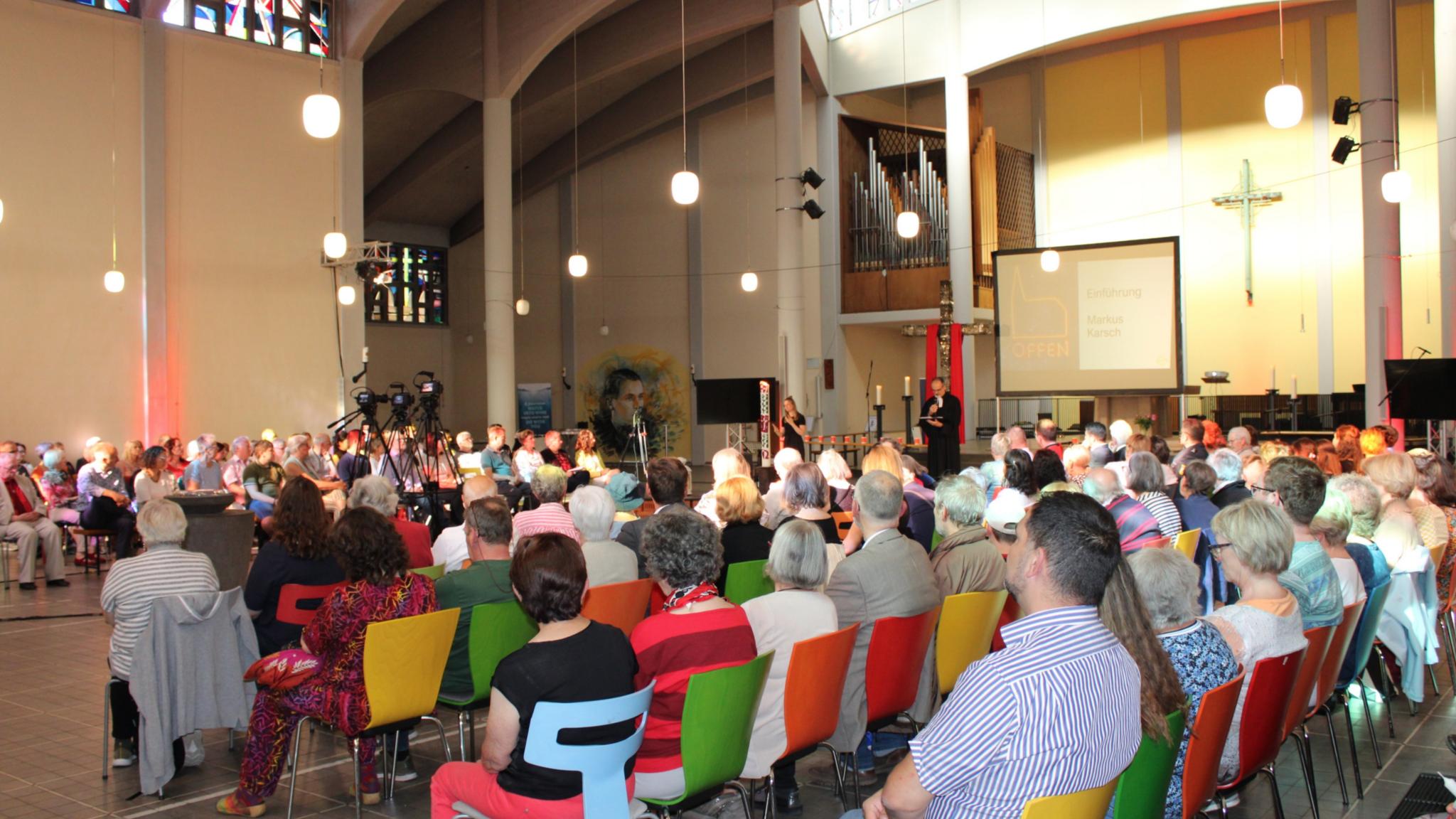 Eröffnungsgottesdienst in der Jugendkirche Elija in Saarbrücken.