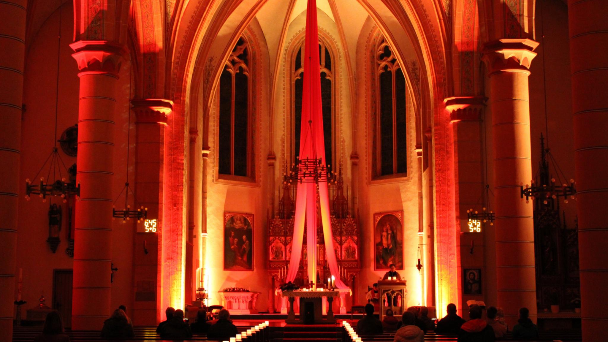 Lichtermeer in der Kirche Maria Himmelfahrt in Marpingen.