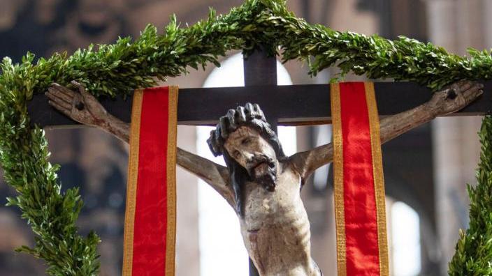 Festlich geschmücktes Jesuskreuz im Dom