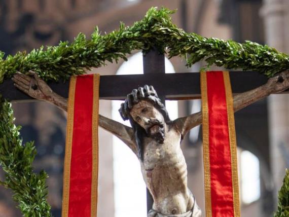 Festlich geschmücktes Jesuskreuz im Dom