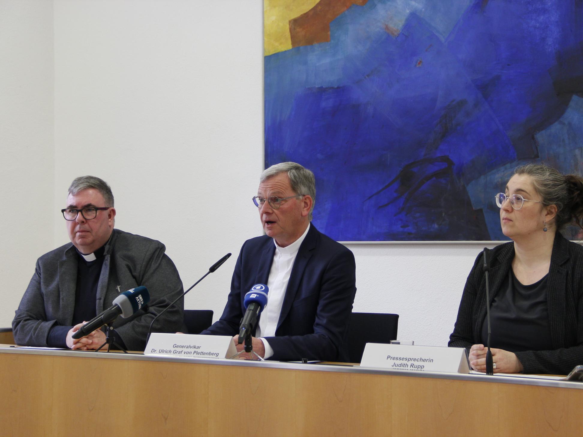 Generalvikar Dr. Ulrich Graf von Plettenberg (Mitte), links Pfarrer Bernd Seibel und Pressesprecherin Judith Rupp.
