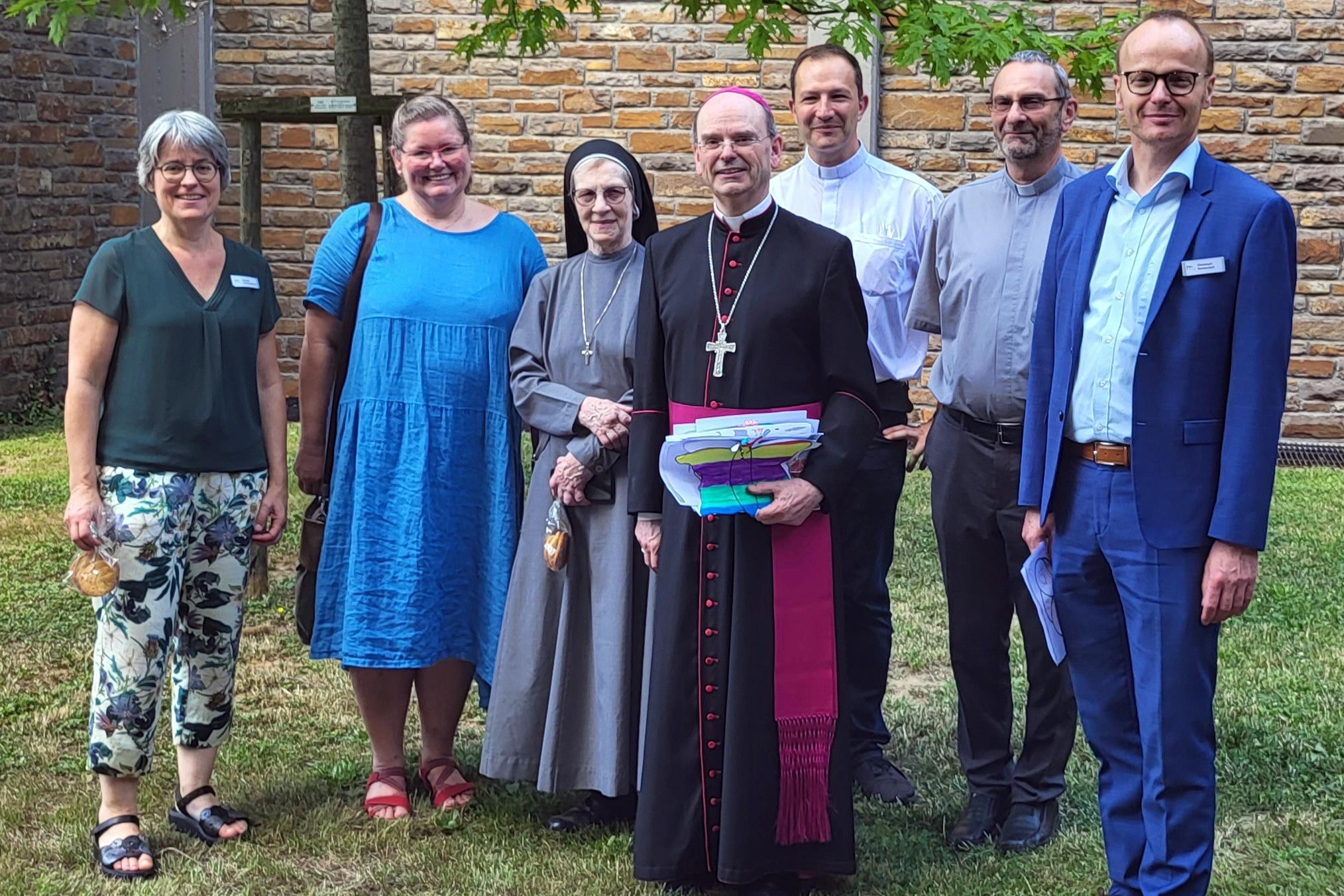 Weihbischof Robert Brahm (Mitte) besuchte bei seiner Visitation durch den Pastoralen Raum Maifeld-Untermosel unter anderem das Herz-Jesu-Haus Kühr. In Niederfell traf er sich mit der pädagogischen Leiterin Claudia Schönershoven, Angela Hübner vom Leitungsteam Pastoraler Raum, Schwester Ludowika, Dekan des Pastoralen Raums Carsten Scher, Pfarrer Peter Adamski und dem kaufmännischen Geschäftsführer Christoph Schwickart (v. links).