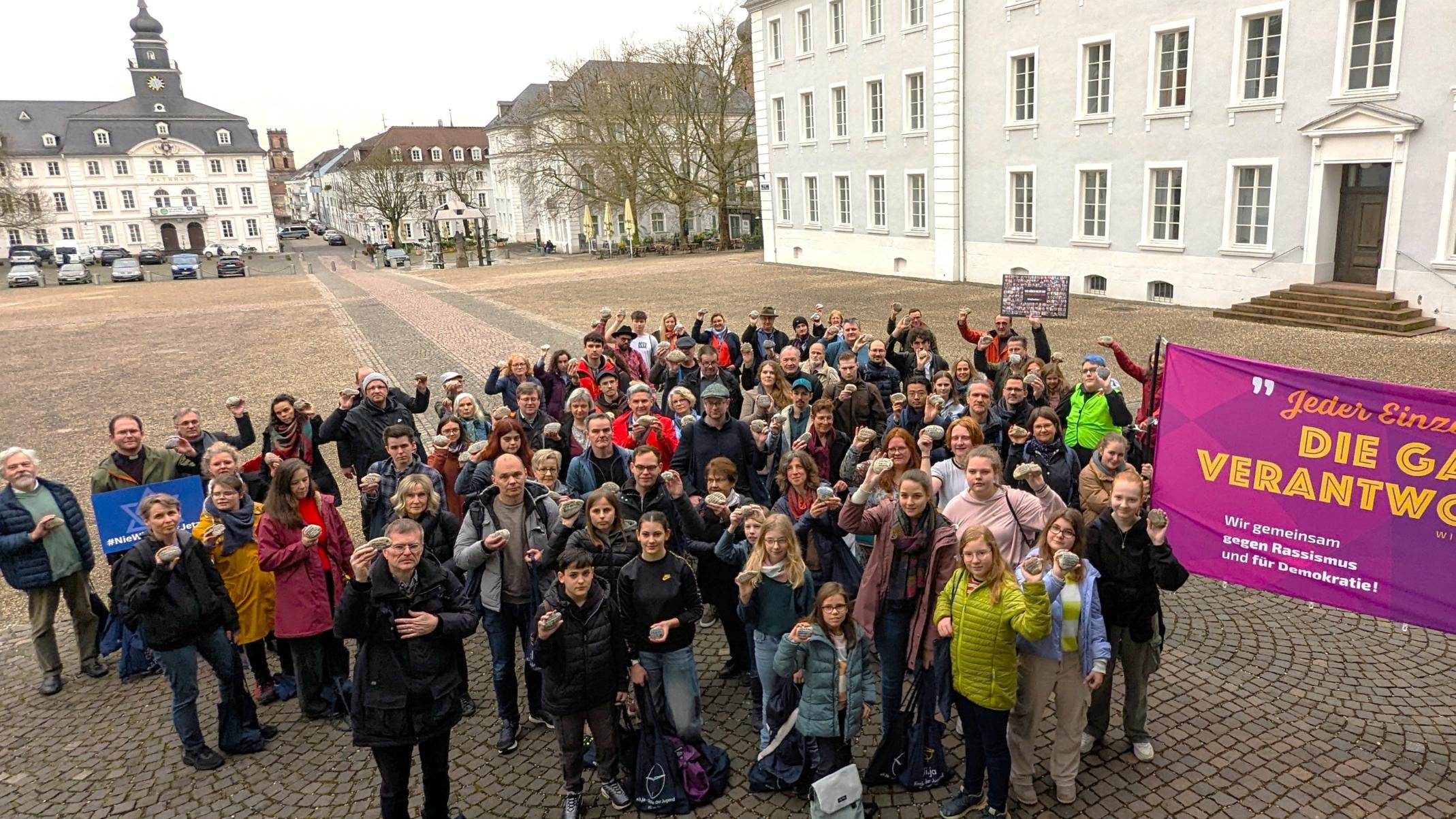 Rund 80 Menschen trugen die Steine mit den Namen der Opfer von der Jugendkirche zum Schloss.