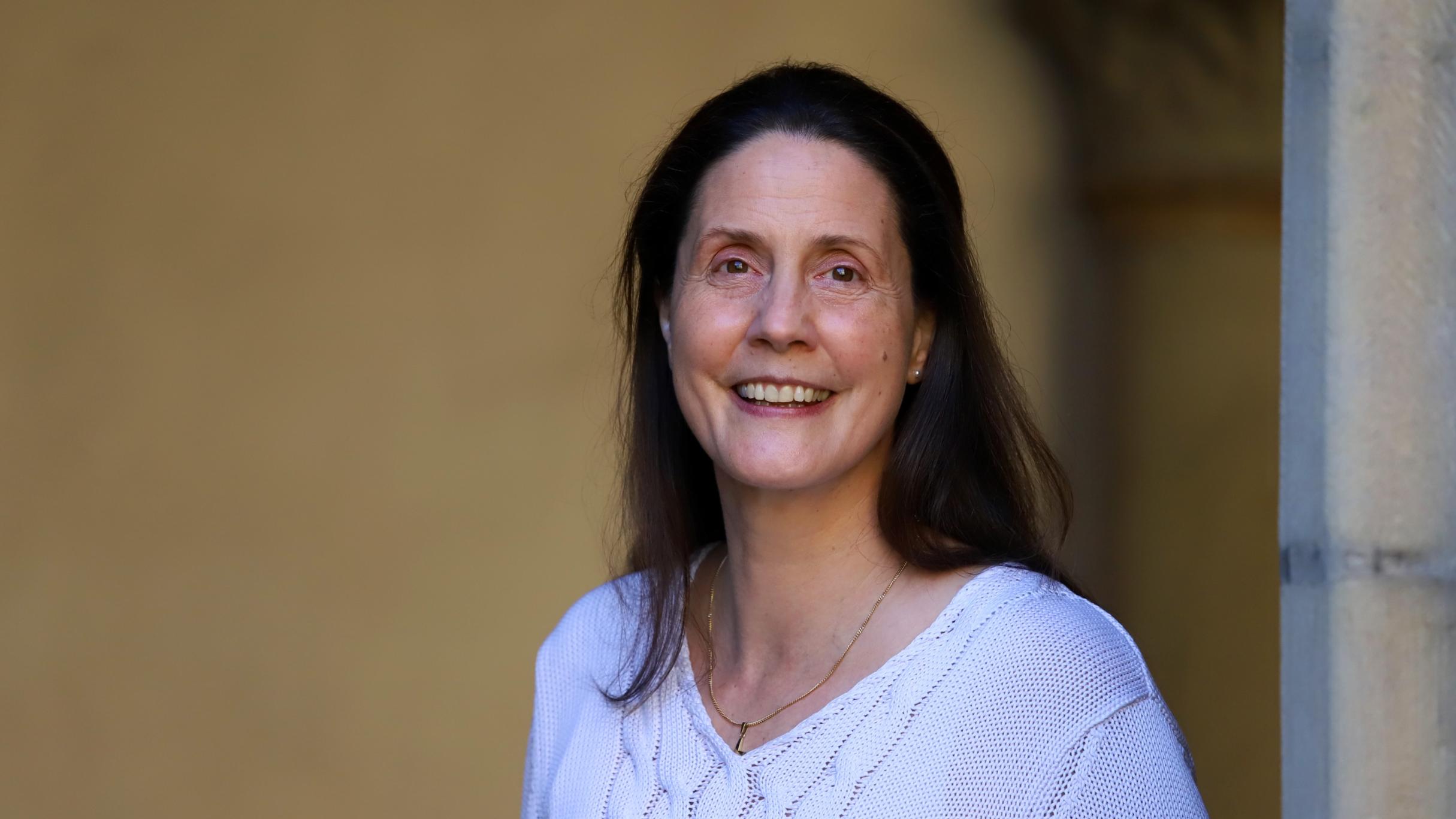 Pastoralreferentin Pascale Meyer im Dom-Kreuzgang