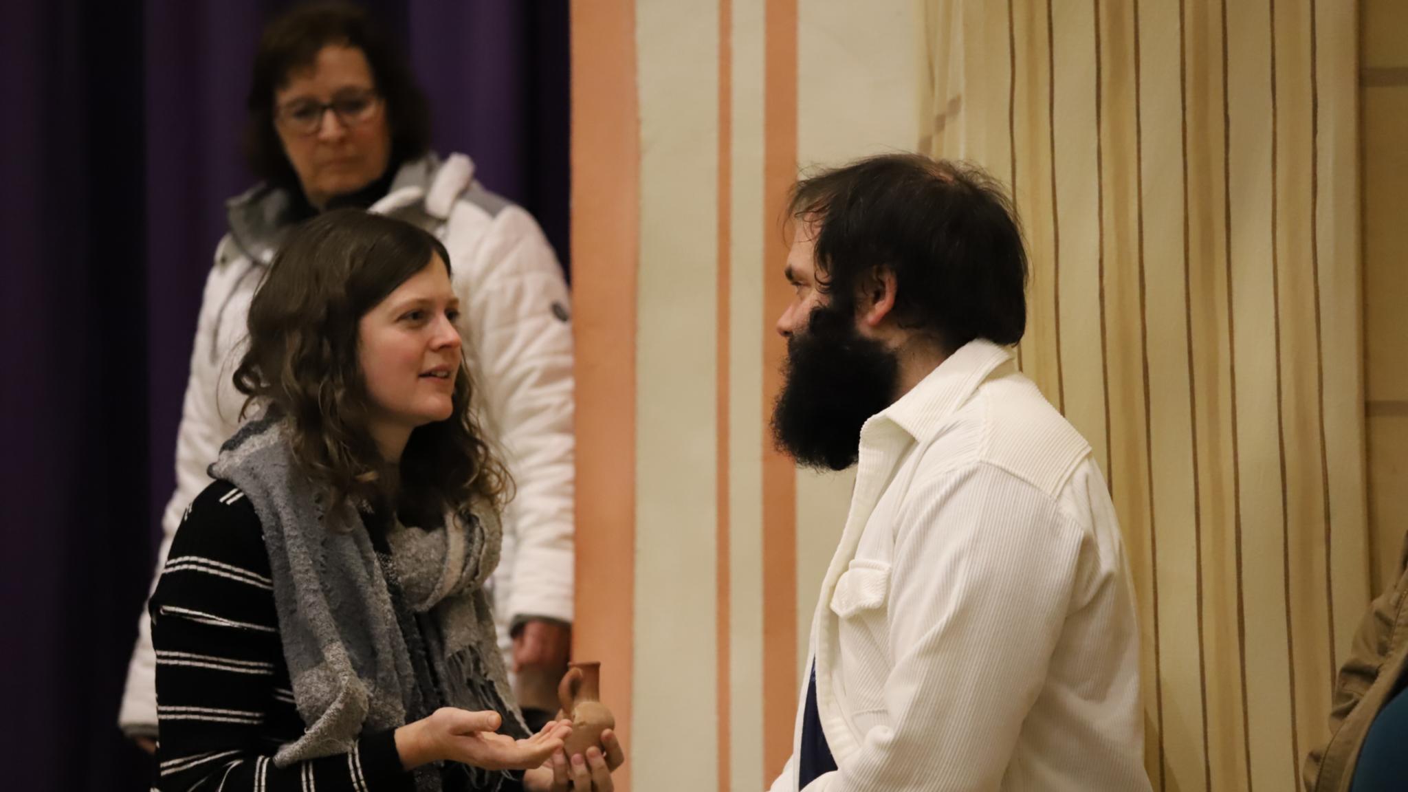 Eva-Maria Pitsch (Maria Magdalena) und Robin Lorenz (Jesus) tauchen während der Probe in ihre Rollen ein.