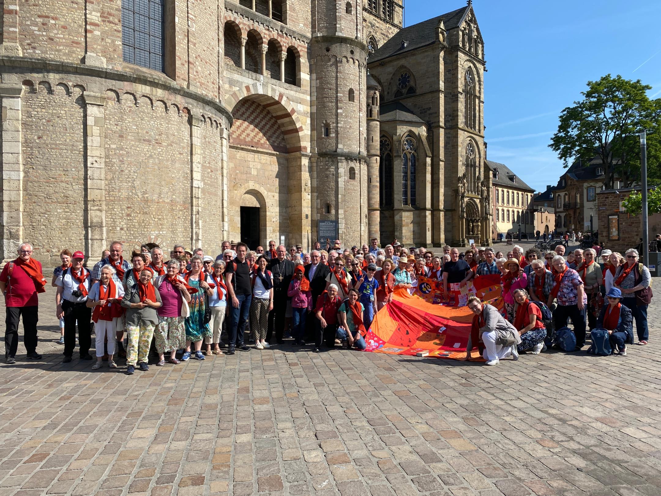 Die Martinspilgergruppe aus dem Bistum Rottenburg-Stuttgart vor dem Trierer Dom