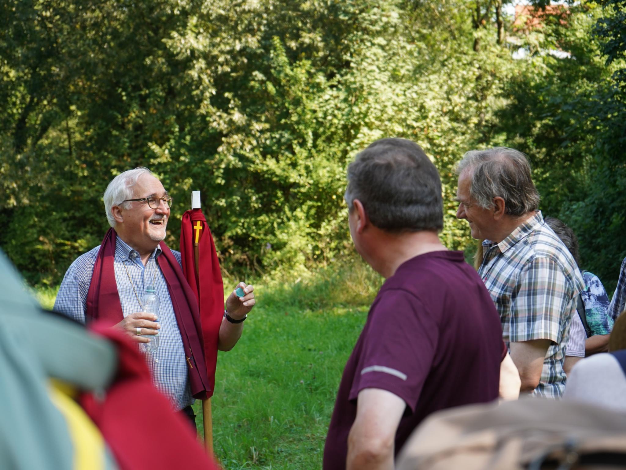 Pilgerwoche Martinusweg Hohenlohe-Franken, bei einer kurzen Trinkpause Plausch mit Bischof Dr. Gebhard Fürst (Archivfoto)