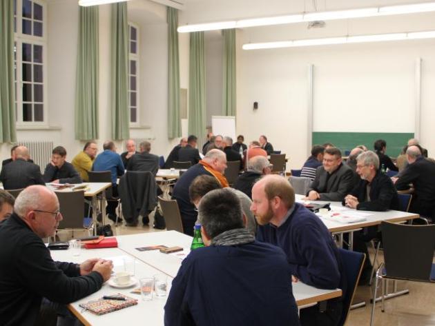 n regelmäßigen Abständen trafen sich die Priester, um sich zu verschiedenen Themen auszutauschen.