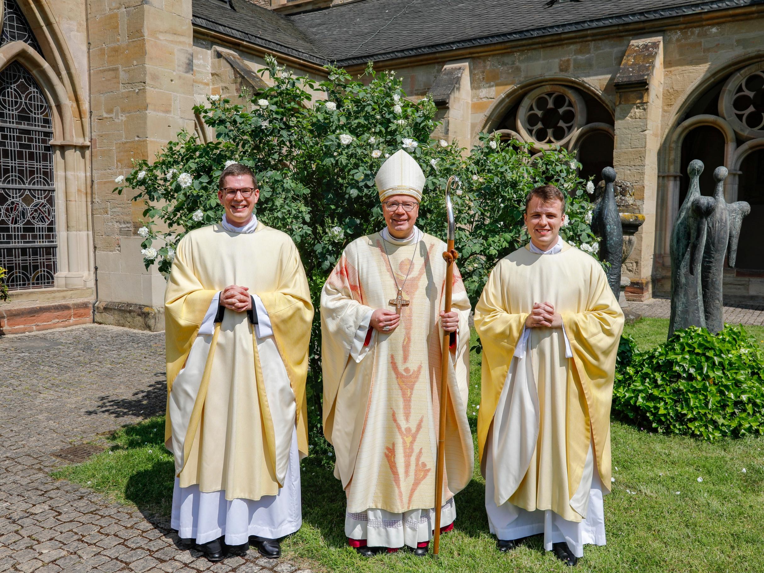 Bischof Ackermann mit den Neupriestern Johannes Cavelius (li.) und Mathieu Valet (re.)