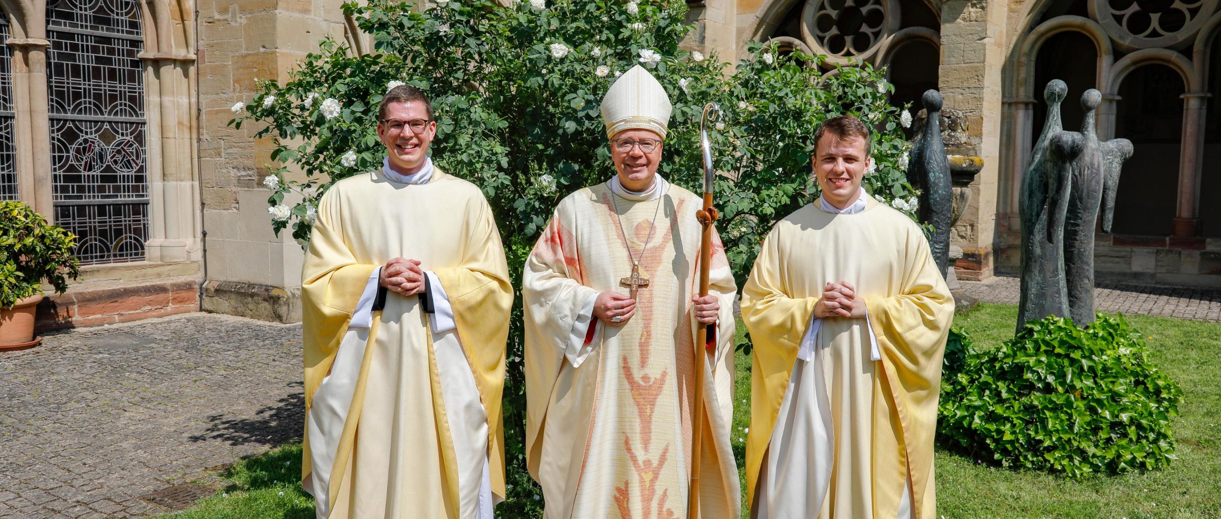 Bischof Ackermann mit den Neupriestern Johannes Cavelius (li.) und Mathieu Valet (re.)