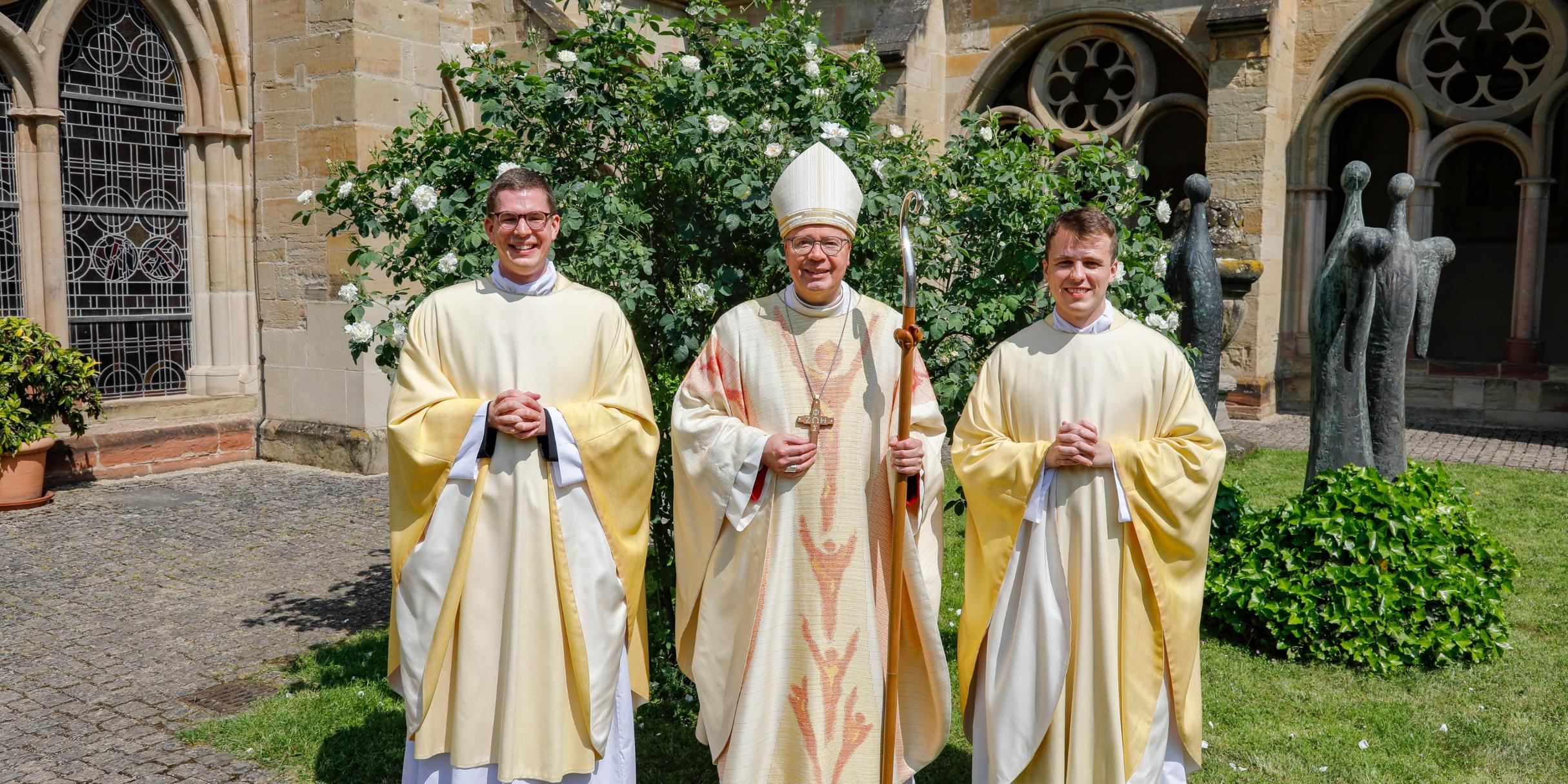 Bischof Ackermann mit den Neupriestern Johannes Cavelius (li.) und Mathieu Valet (re.)