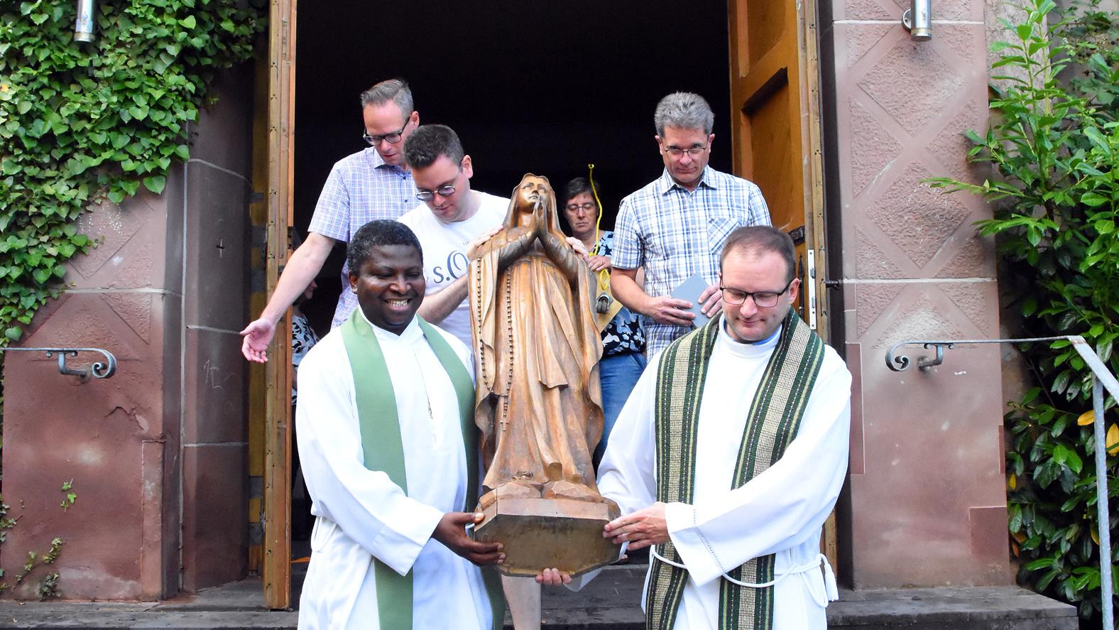 Nach dem Profanierungsgottesdienst wurde die Marien-Statue aus der Kirche getragen.