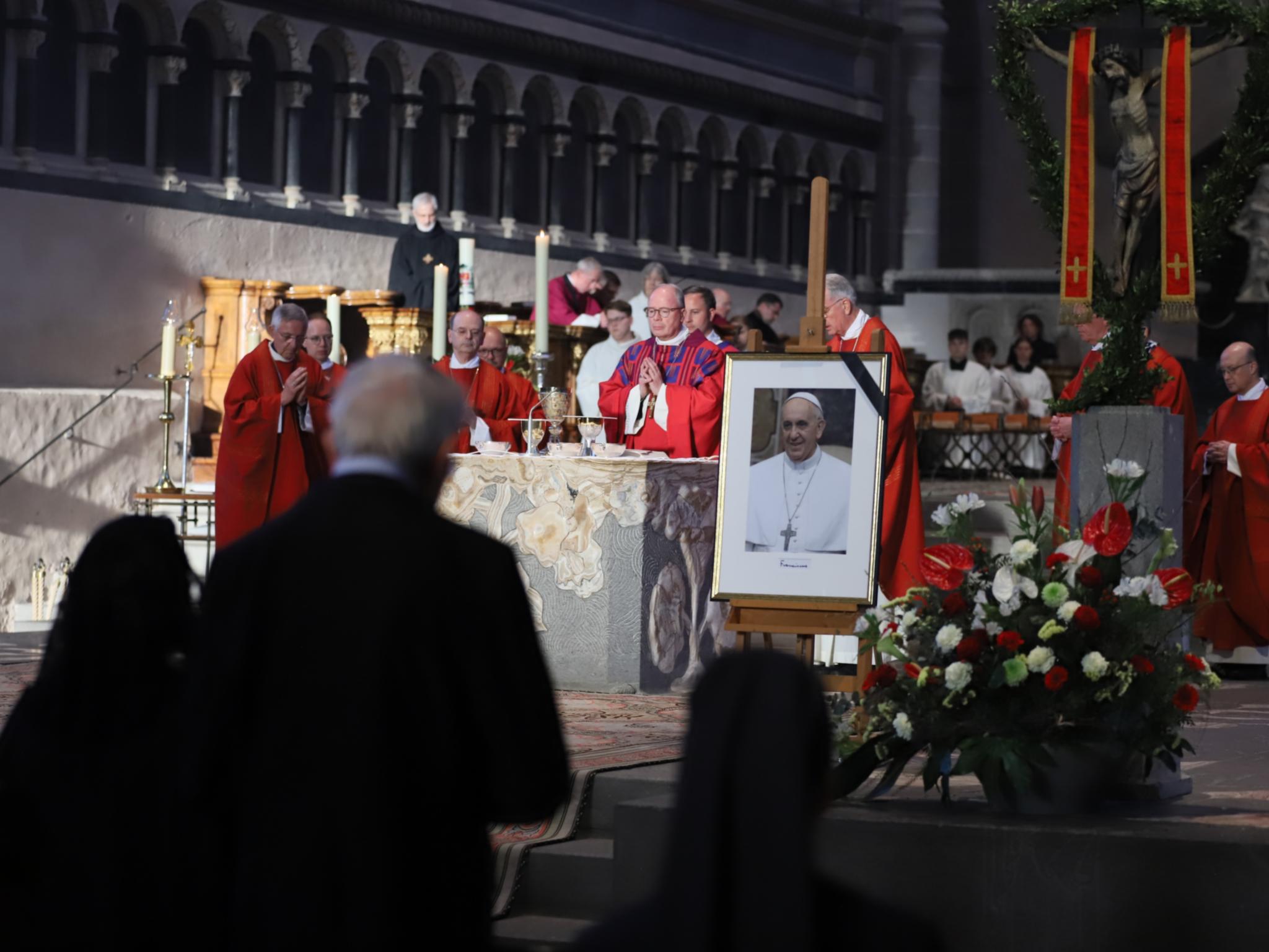 Bischof Ackermann hat ein Requiem für den verstorbenen Papst Franziskus gefeiert.