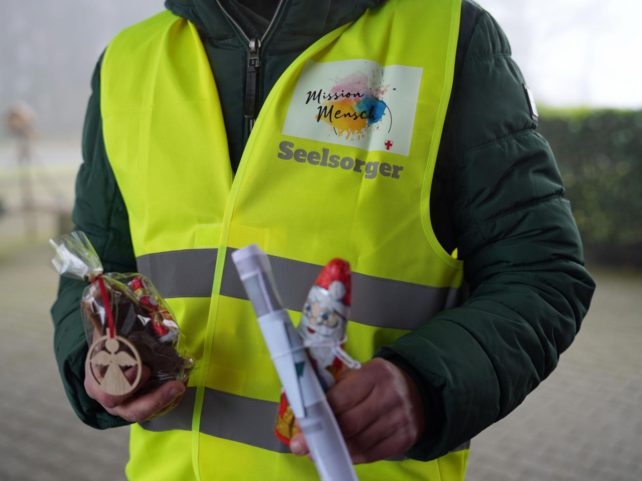 „Mission Mensch': Mitglieder des Missionarischen Teams bedanken sich bei den LKW-Fahrern.