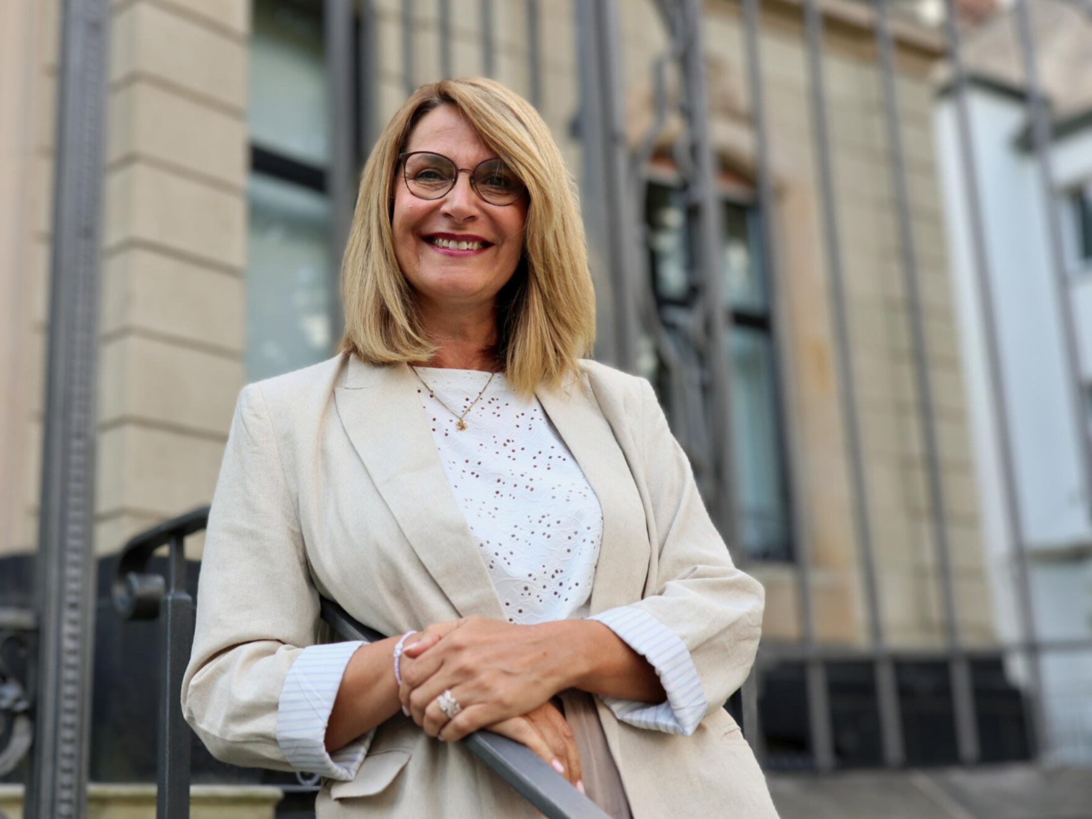 Sandra Löcher teilt sich die fachliche Leitung der TelefonSeelsorge Mittelrhein mit der evangelischen Pfarrerin Carmen Tomaszewski.