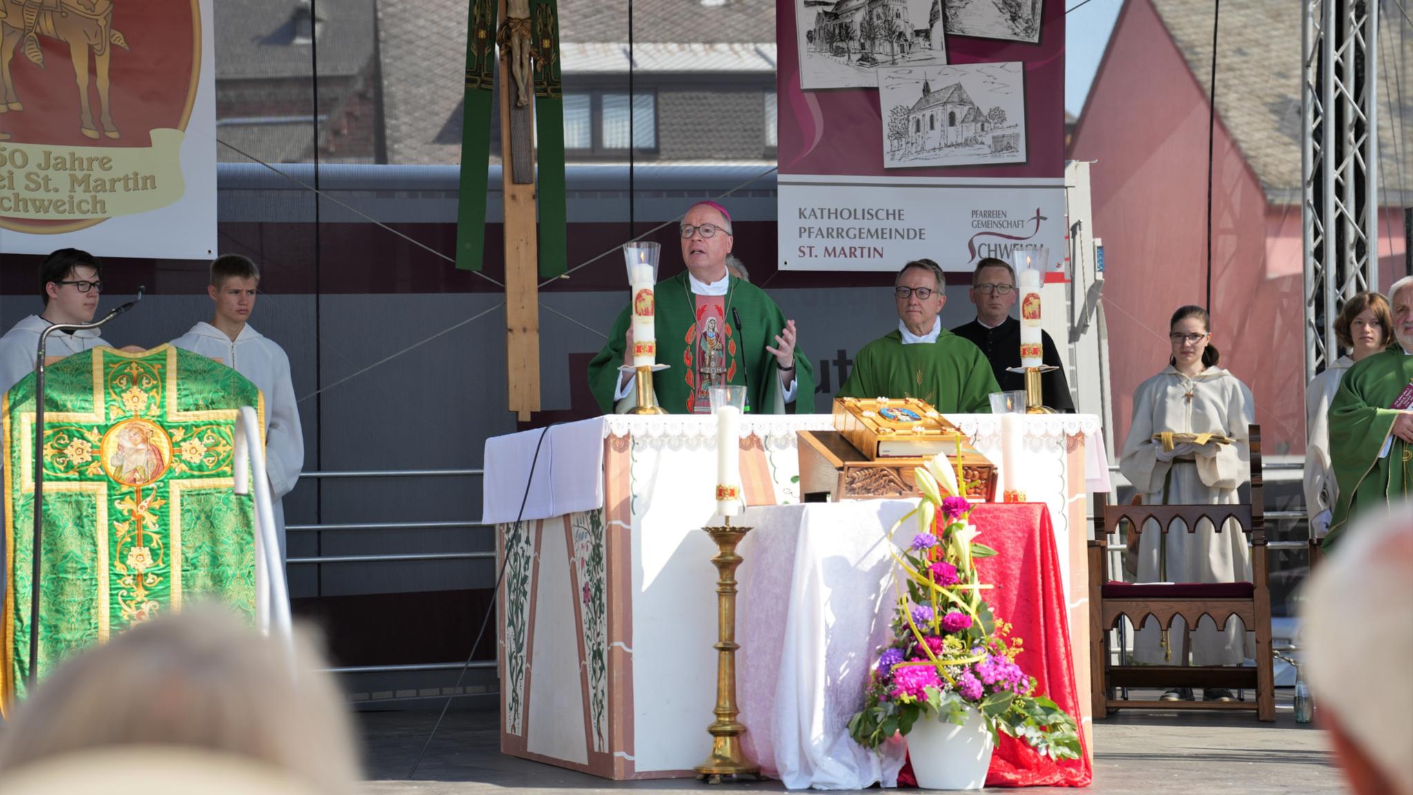 Der Gottesdienst mit Bischof Dr. Stephan Ackermann vor dem Altenheim St. Josef in Schweich eröffnete das Jubiläumsfest der Pfarrei.