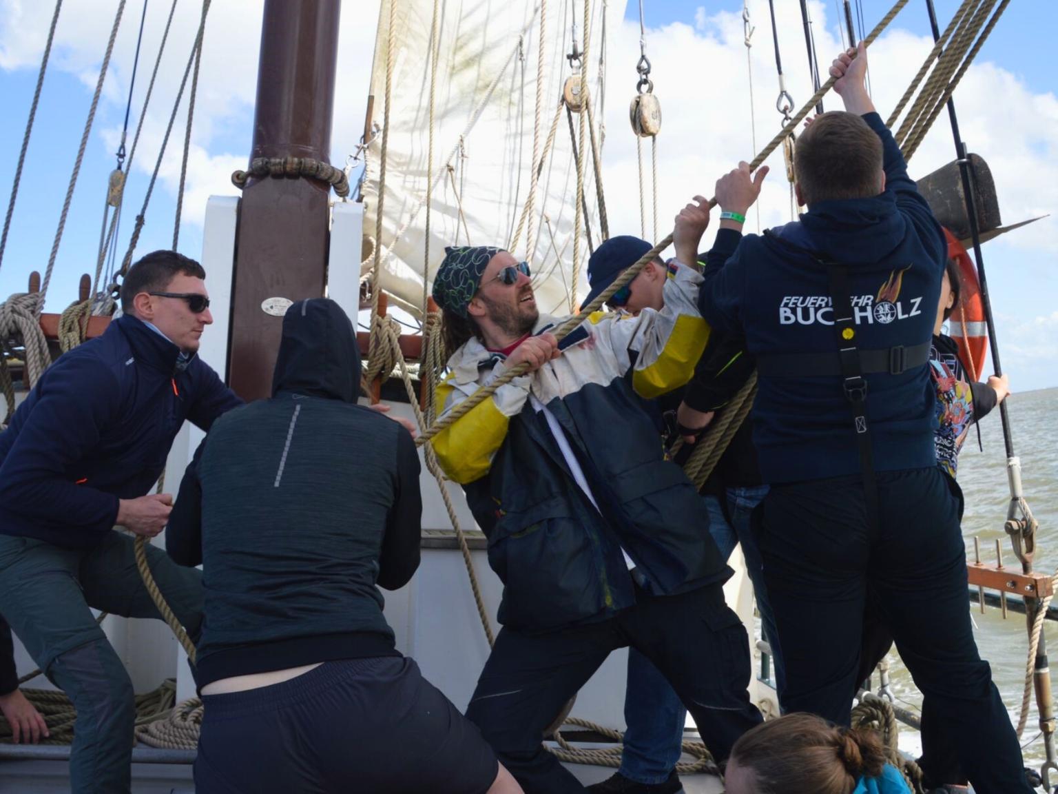 Jugendliche auf einem Segelschiff