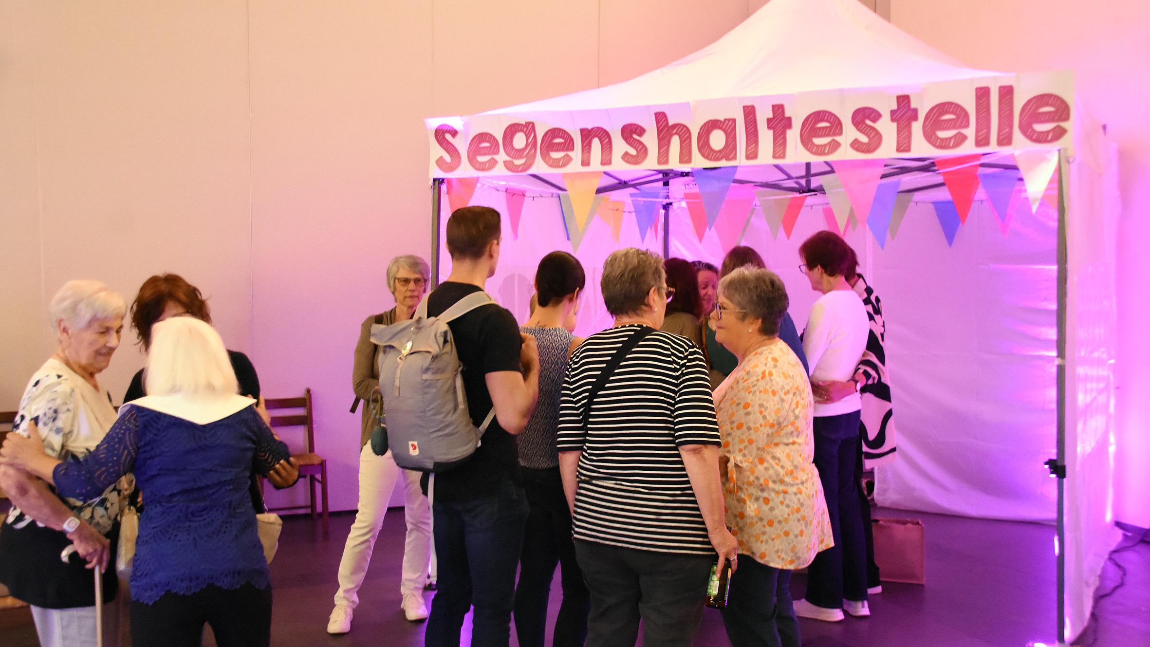 Ganz unterschiedlich waren die Anliegen der Menschen, die sich an den beiden Segenshaltestellen anstellten.