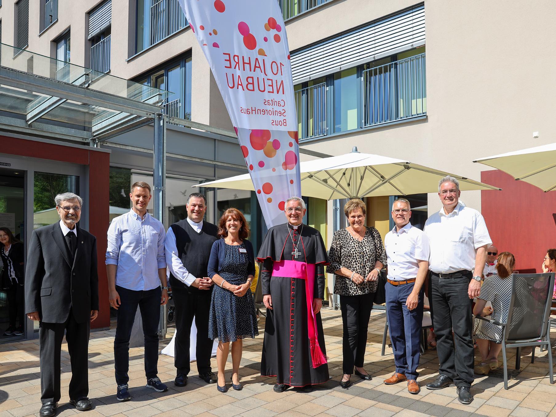 Pater Eberhard Neugebauer, Patrick Waldraff (Abgeordneter im saarländischen Landtag), Pastor Christian Müller, Hausleiterin Andrea Magin, Weihbischof Franz Josef Gebert, Monika Bachmann (Vorsitzende der Gesellschafterversammlung der cts), Michael Groß und Stefan Louis (v. links) freuen sich über zehn Jahre SeniorenHaus Bous.