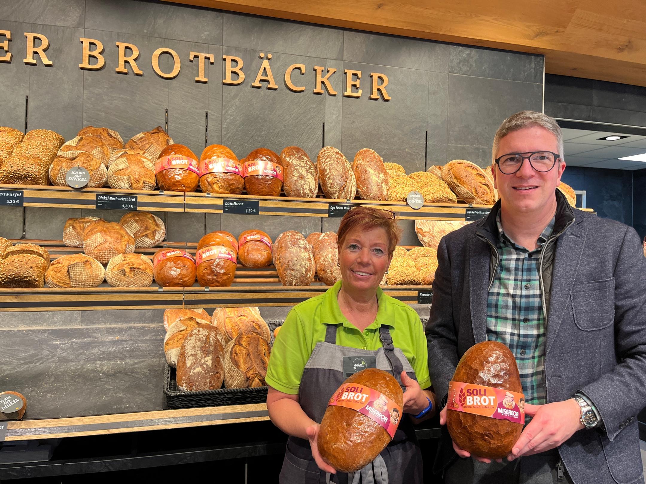 Britta Engel und Wolfgang Geisen mit dem Soli-Brot