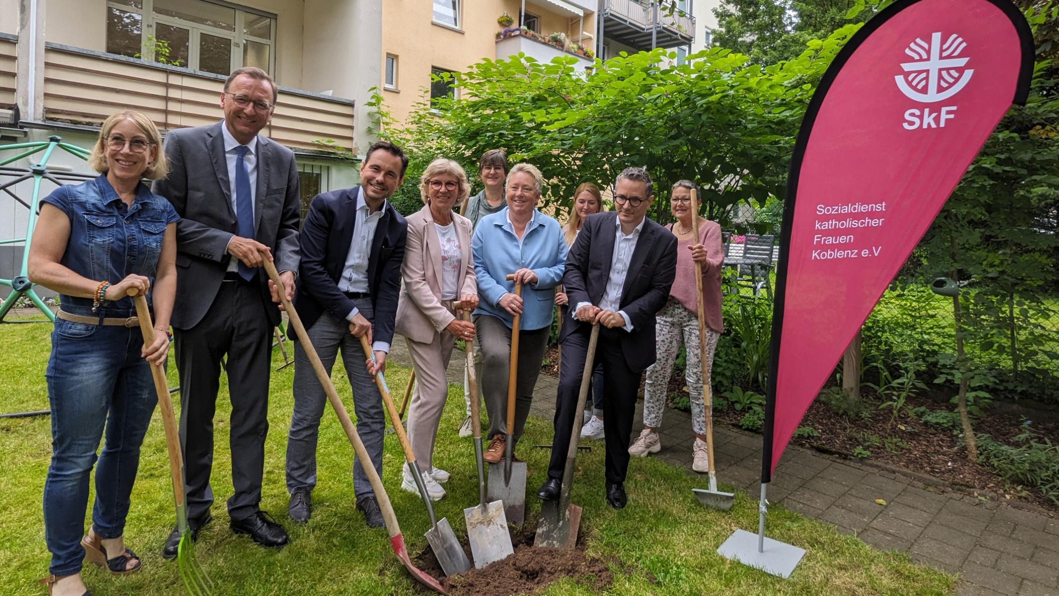 Beim symbolischen Spatenstich waren dabei: SkF-Geschäftsführerin Stefanie Coopmeiners, Bundestagsabgeordneter Josef Oster, Oberbürgermeister David Langner, SkF-Vorstandsvorsitzende Petra Assenmacher, Frauenhausleiterin Alexandra Neisius, Bürgermeisterin Ulrike Mohrs, Simone Mohr vom zuständigen Architekturbüro und Bundestagsabgeordneter Thorsten Rudolph sowie Vorstandsvorsitzende des Fördervereins Frauenhaus, Nora Salvadori.
