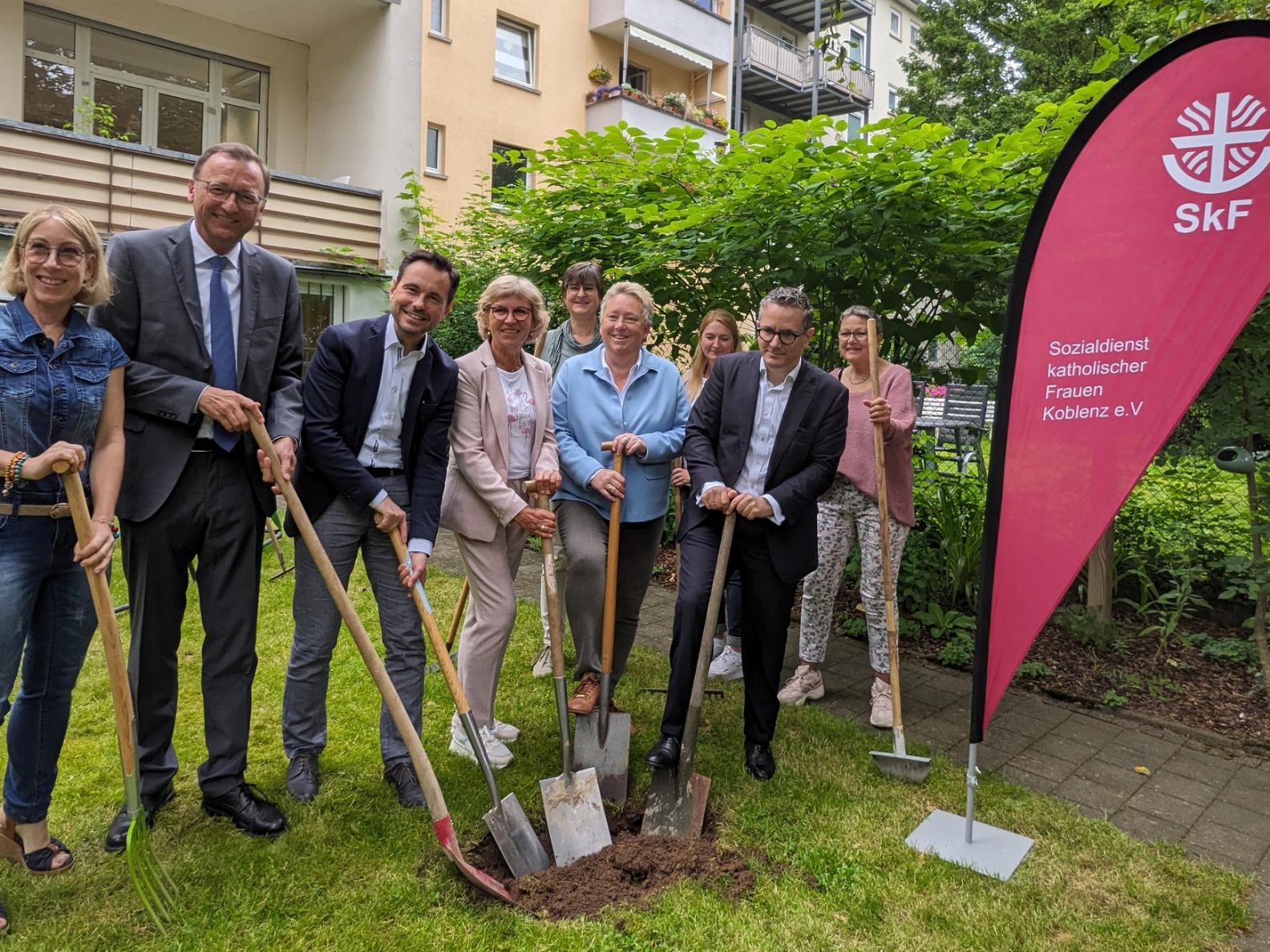 Beim symbolischen Spatenstich waren dabei: SkF-Geschäftsführerin Stefanie Coopmeiners, Bundestagsabgeordneter Josef Oster, Oberbürgermeister David Langner, SkF-Vorstandsvorsitzende Petra Assenmacher, Frauenhausleiterin Alexandra Neisius, Bürgermeisterin Ulrike Mohrs, Simone Mohr vom zuständigen Architekturbüro und Bundestagsabgeordneter Thorsten Rudolph sowie Vorstandsvorsitzende des Fördervereins Frauenhaus, Nora Salvadori.