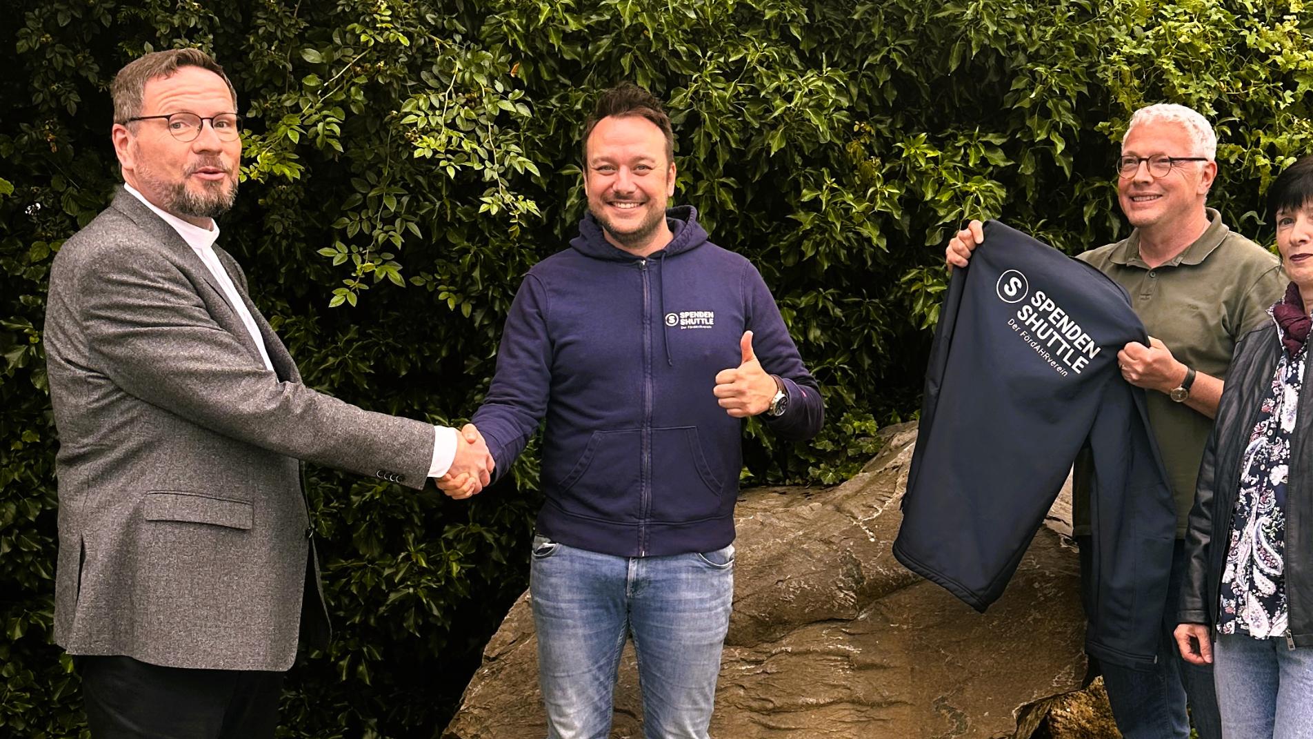 Dankbar für die Unterstützung: Dekan Peter Strauch, Thomas Pütz vom Spendenshuttle, sowie Pastoralreferent Markus Hartmann und Andrea Kien-Groß vom Leitungsteam des Pastoralen Raums Bad Neuenahr-Ahrweiler (v. links).