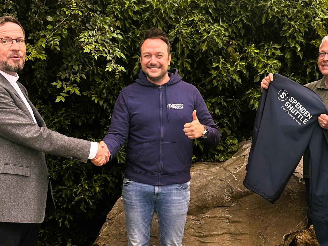 Dankbar für die Unterstützung: Dekan Peter Strauch, Thomas Pütz vom Spendenshuttle, sowie Pastoralreferent Markus Hartmann und Andrea Kien-Groß vom Leitungsteam des Pastoralen Raums Bad Neuenahr-Ahrweiler (v. links).